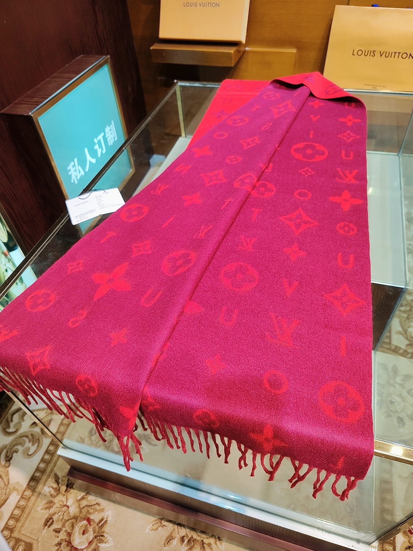 Reykjavik 2.0 围巾为柔软山羊绒标注 Monogram 花卉和 LV 字母，其间点缀品牌名称