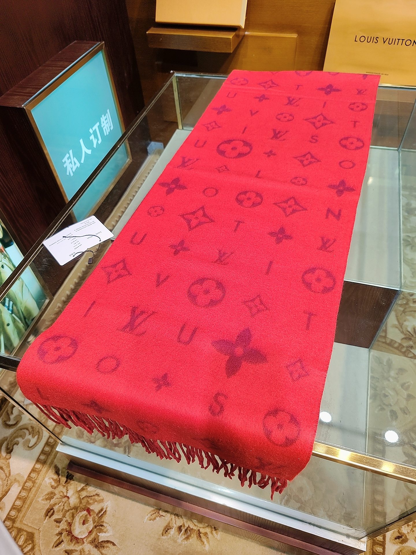 Reykjavik 2.0 围巾为柔软山羊绒标注 Monogram 花卉和 LV 字母，其间点缀品牌名称