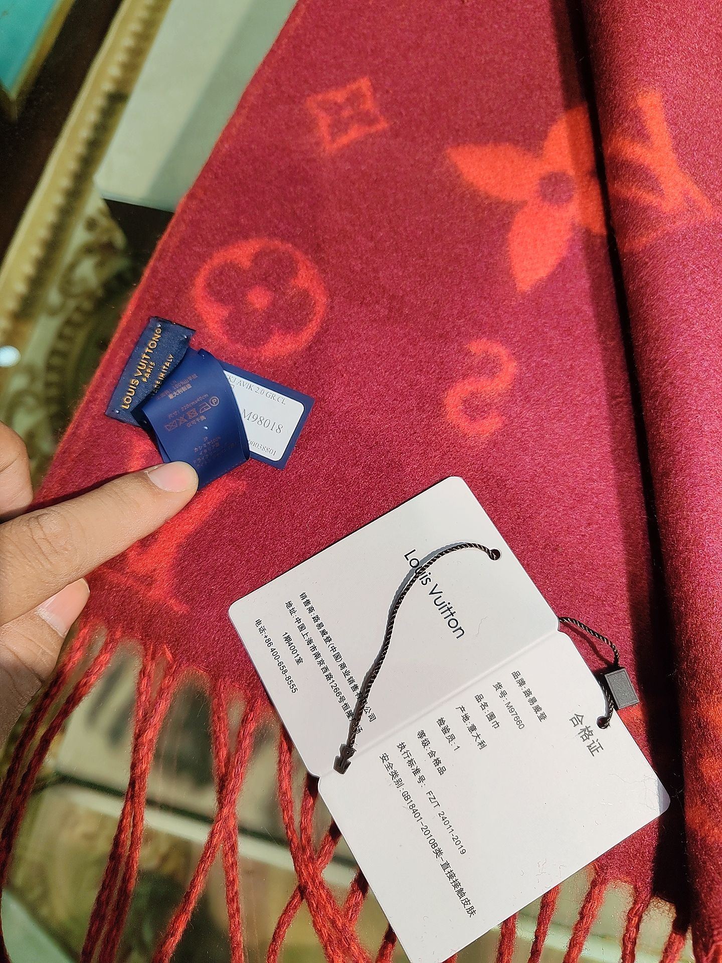 Reykjavik 2.0 围巾为柔软山羊绒标注 Monogram 花卉和 LV 字母，其间点缀品牌名称