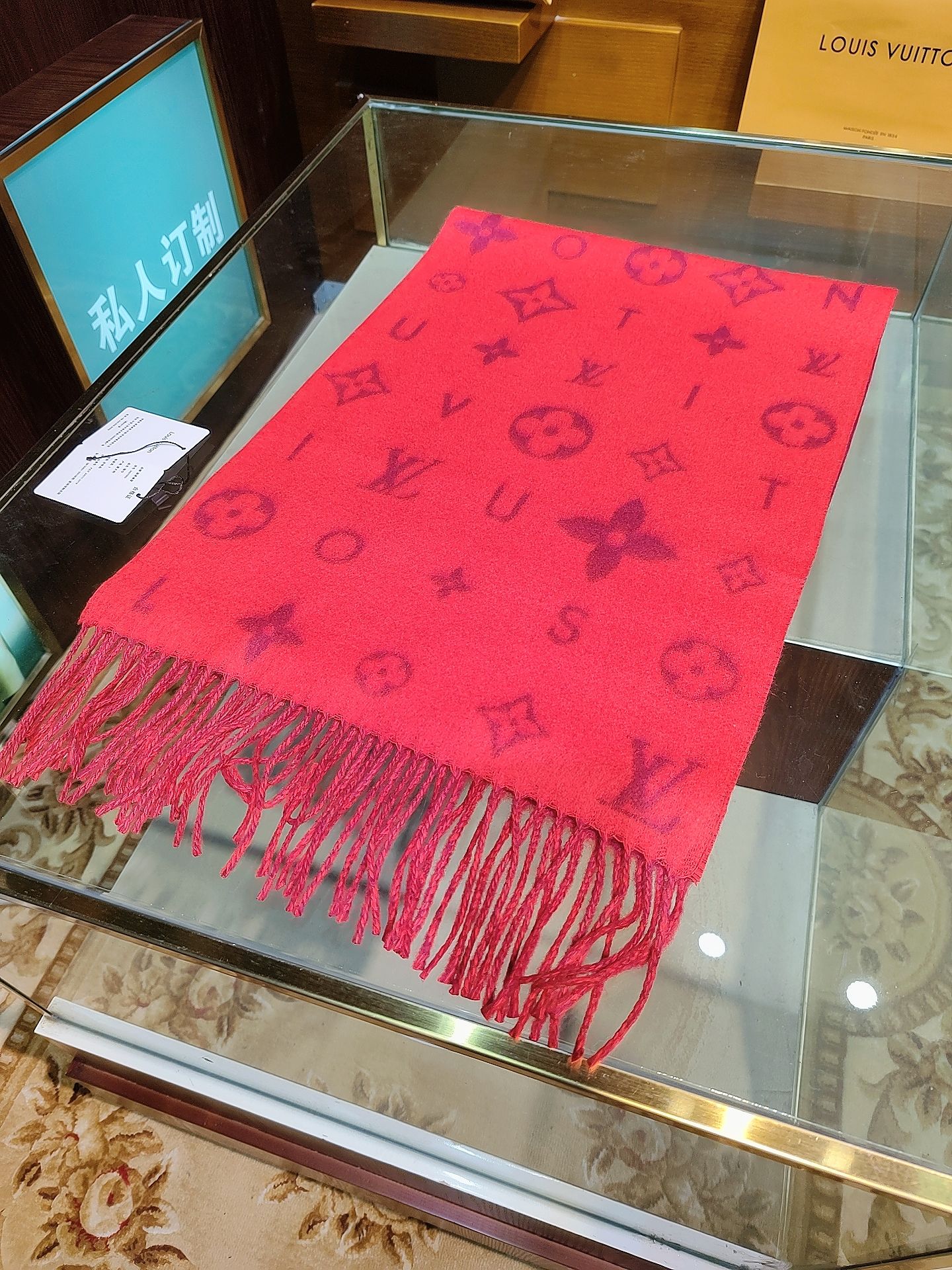 Reykjavik 2.0 围巾为柔软山羊绒标注 Monogram 花卉和 LV 字母，其间点缀品牌名称