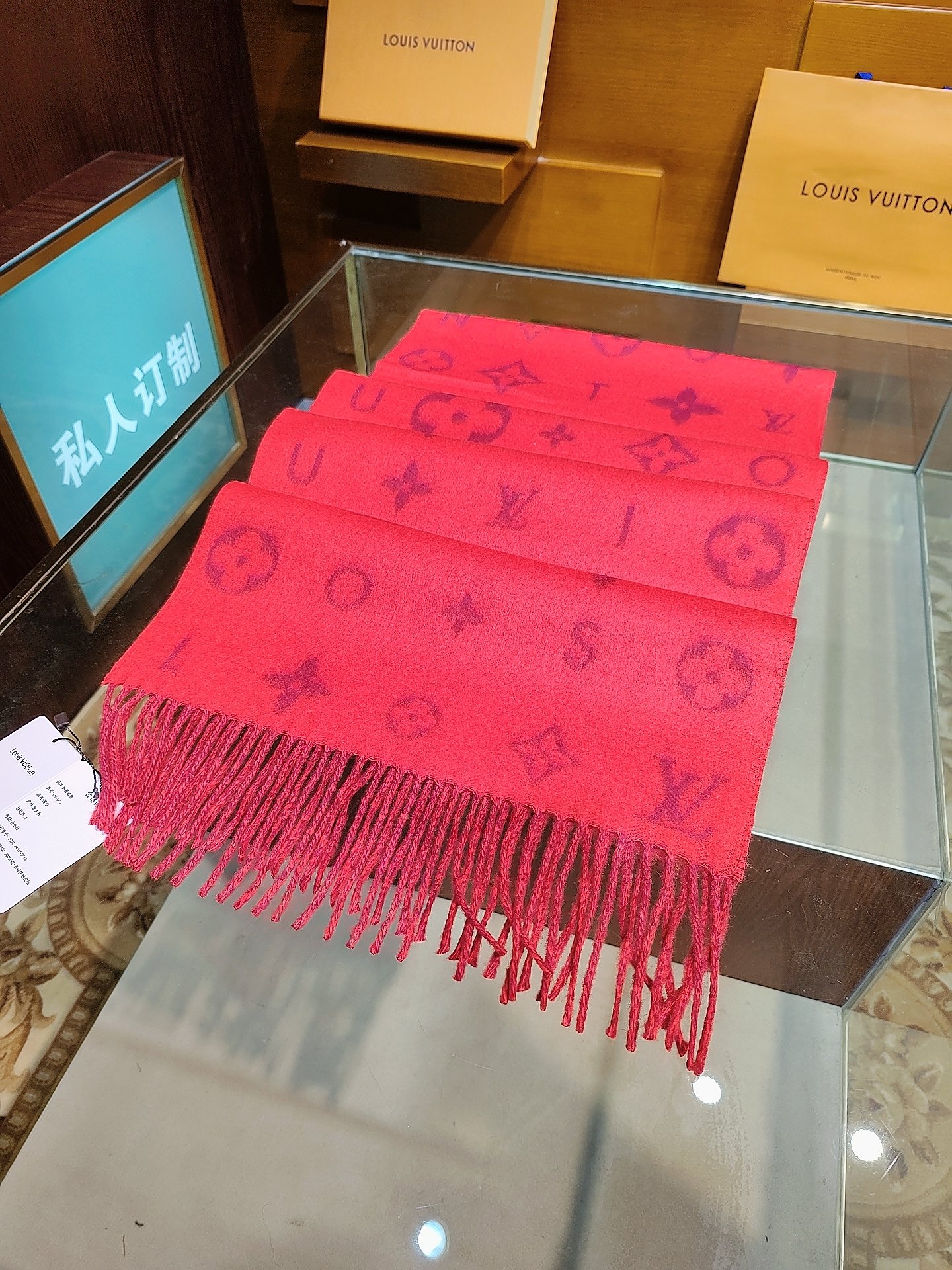 Reykjavik 2.0 围巾为柔软山羊绒标注 Monogram 花卉和 LV 字母，其间点缀品牌名称