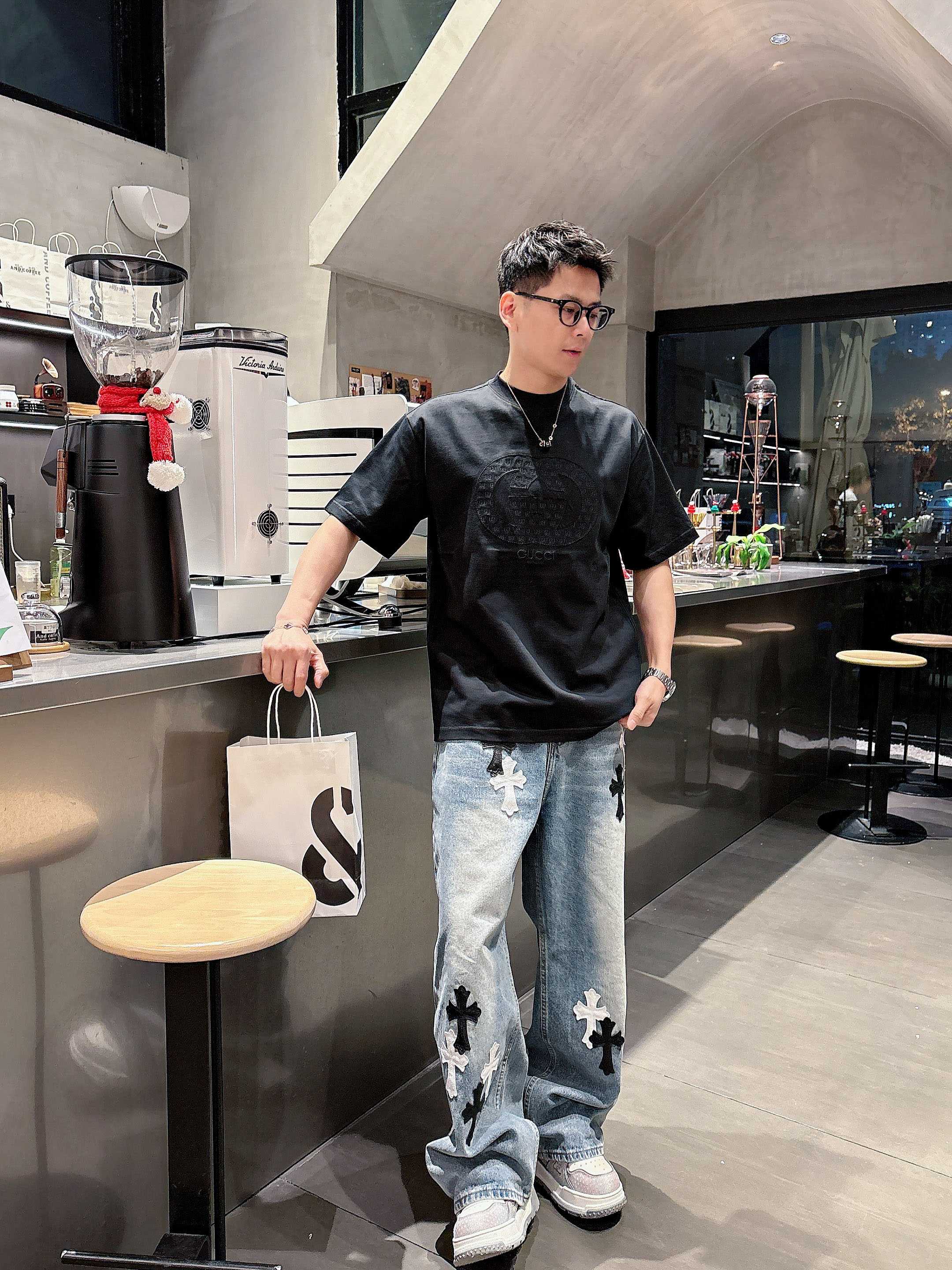 NO:123747,2025 summer new model Gucci [applied embroidery] craft casual T-shirt Customized 260g high-strength pure cotton fabric Loose style Fine craftsmanship Comfortable casual and versatile Color black white Apricot Size: S-3XL, gucci,tees, t-shirt, alexander wang198609092025夏季新款 古驰【贴布绣】工艺休闲T恤 定制260g高支纯棉面料 宽松版型 工艺精细 舒适休闲百搭 颜色黑色 白色 杏色 尺码: S-3XL,,gucci,tees，t-shirt,alexander wang,Men's clothing