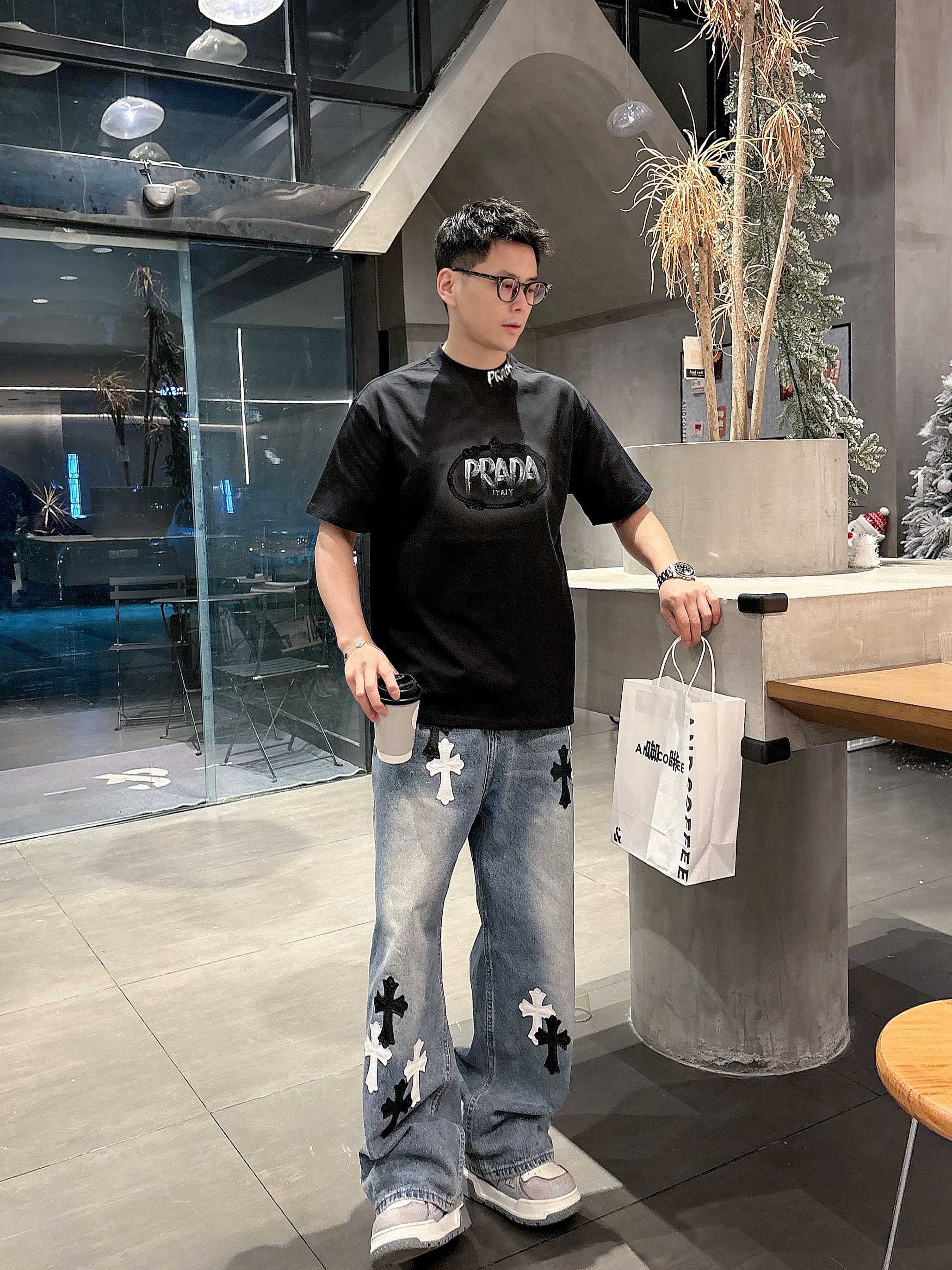 NO:123749,2025 summer new model Prada hand-painted custom-made casual T-shirt Customized 260g high-strength cotton fabric Loose style Fine craftsmanship Comfortable casual and versatile Color black White Gray Size: S-3XL,,prada,tees, t-shirt,alexander wang198609092025夏季新款 普拉达 手绘定制标休闲T恤 定制260g高支纯棉面料 宽松版型 工艺精细 舒适休闲百搭 颜色黑色 白色 灰色 尺码: S-3XL,,prada,tees，t-shirt,alexander wang,Men's clothing