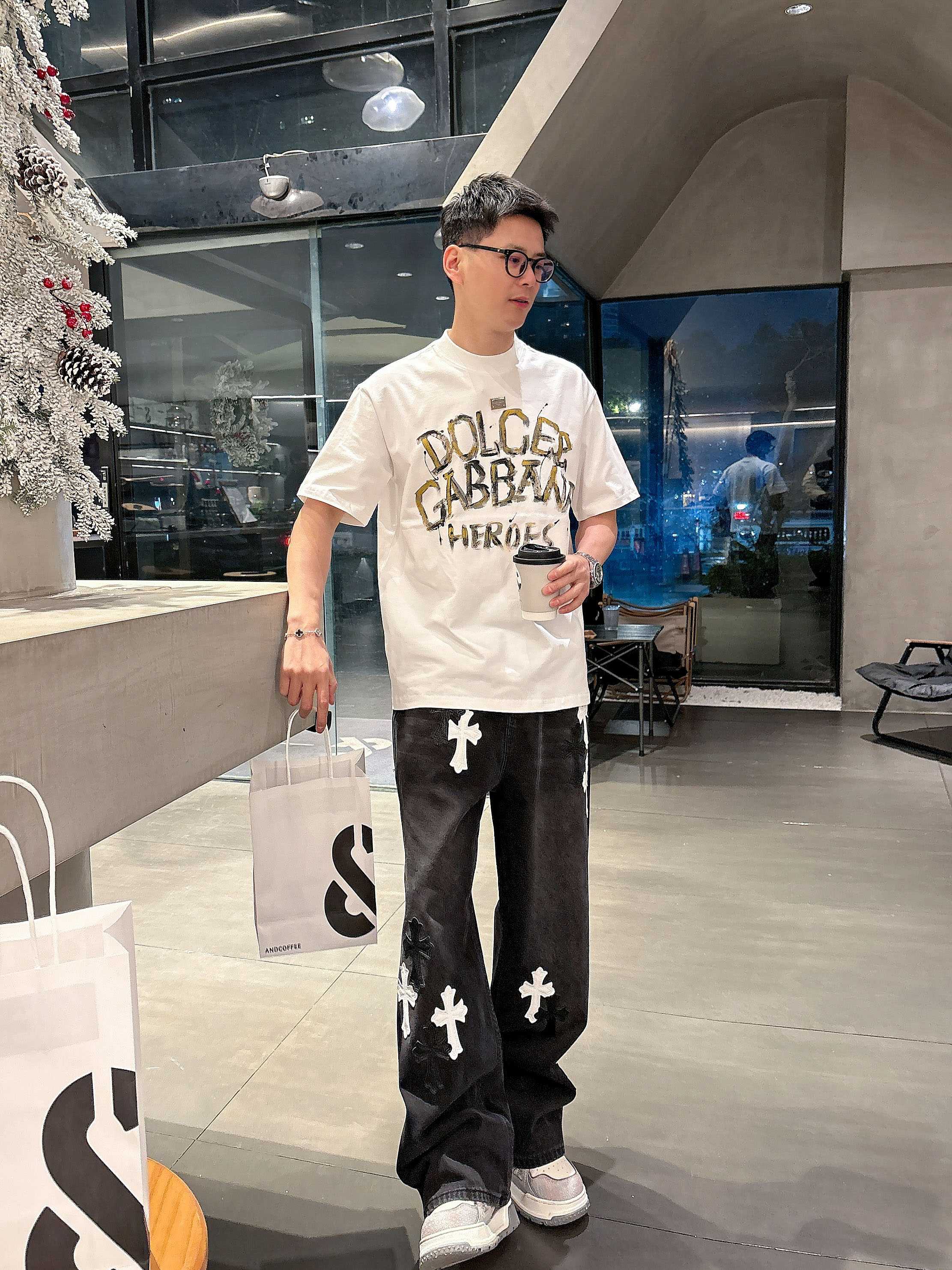 NO:126501,2025 summer new DG hand-painted custom-made casual T-shirt Customized 260g high-strength cotton fabric Loose style Fine craftsmanship Comfortable casual and versatile Color Black White Size: S-3XL, Dolce&Gabbana,tees, t-shirt, alexander wang198609092025夏季新款 DG 手绘定制标休闲T恤 定制260g高支纯棉面料 宽松版型 工艺精细 舒适休闲百搭 颜色黑色 白色尺码: S-3XL,,Dolce&Gabbana,tees，t-shirt,alexander wang,Men's clothing