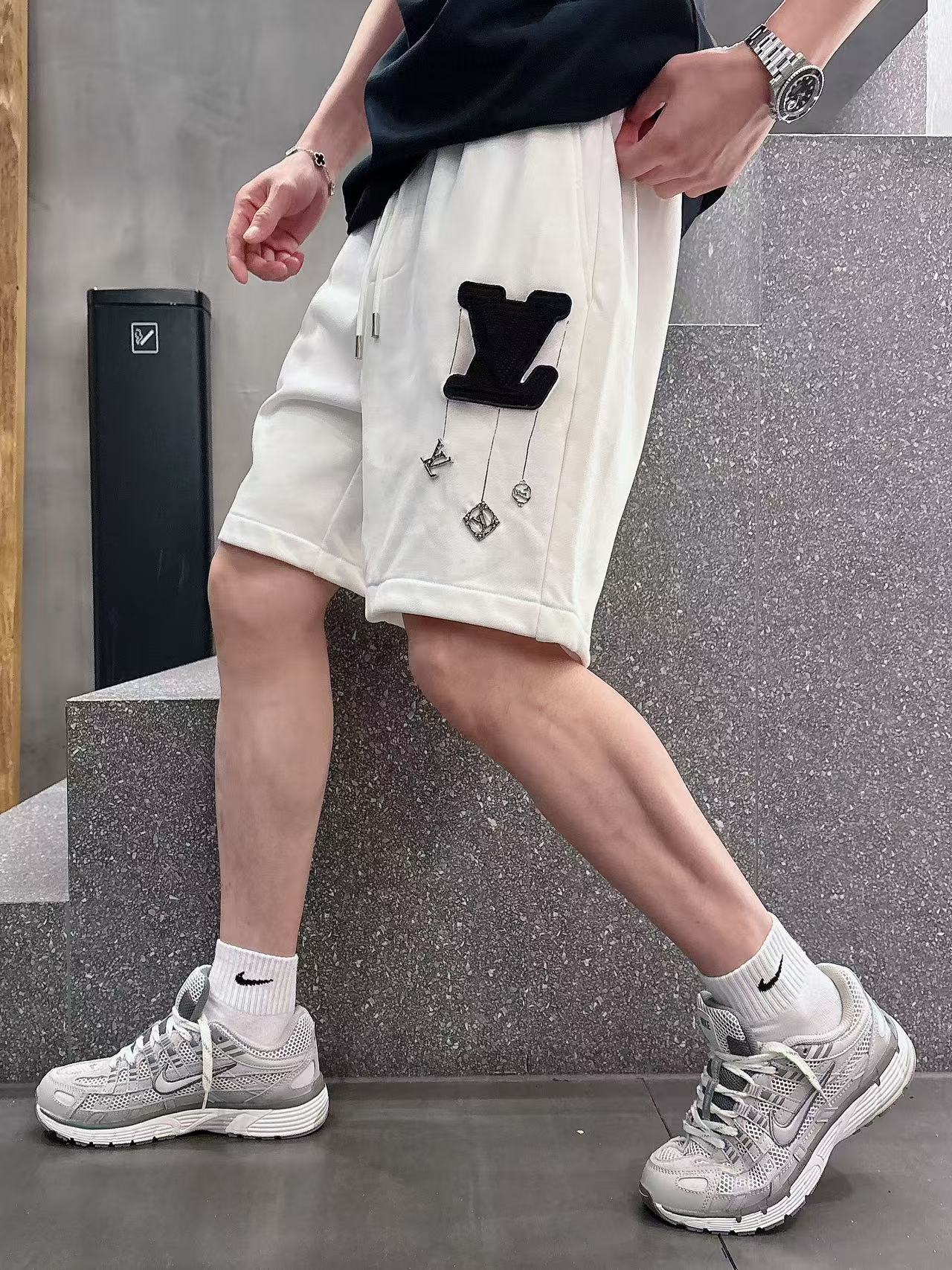 LV* 𝟐6𝐬s 春夏休闲短裤 定制面料 手绘定制标 品牌经典LOGO 工艺精致 休闲百搭 【𝐒𝐢𝐳𝐞：