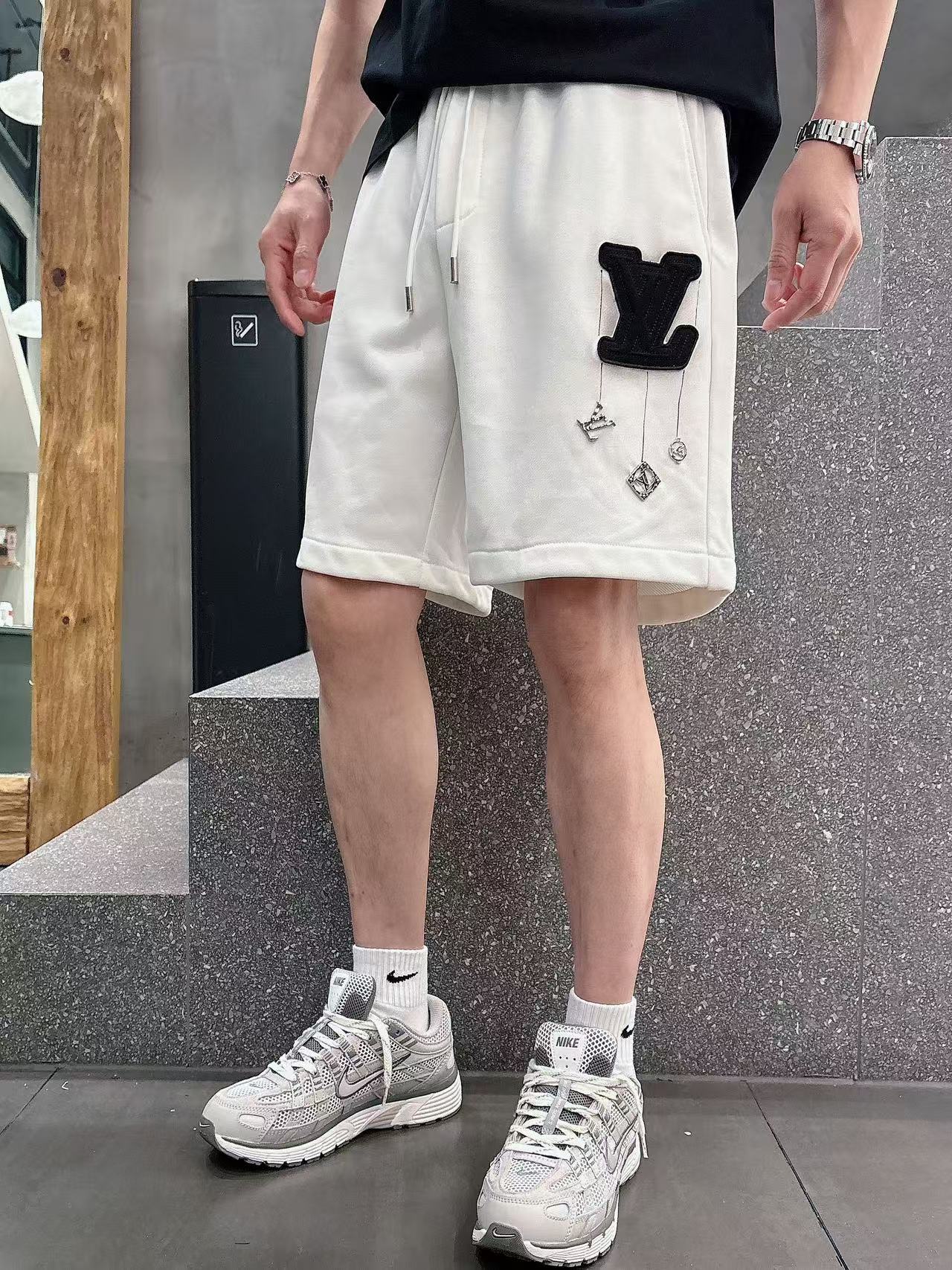 LV* 𝟐6𝐬s 春夏休闲短裤 定制面料 手绘定制标 品牌经典LOGO 工艺精致 休闲百搭 【𝐒𝐢𝐳𝐞：