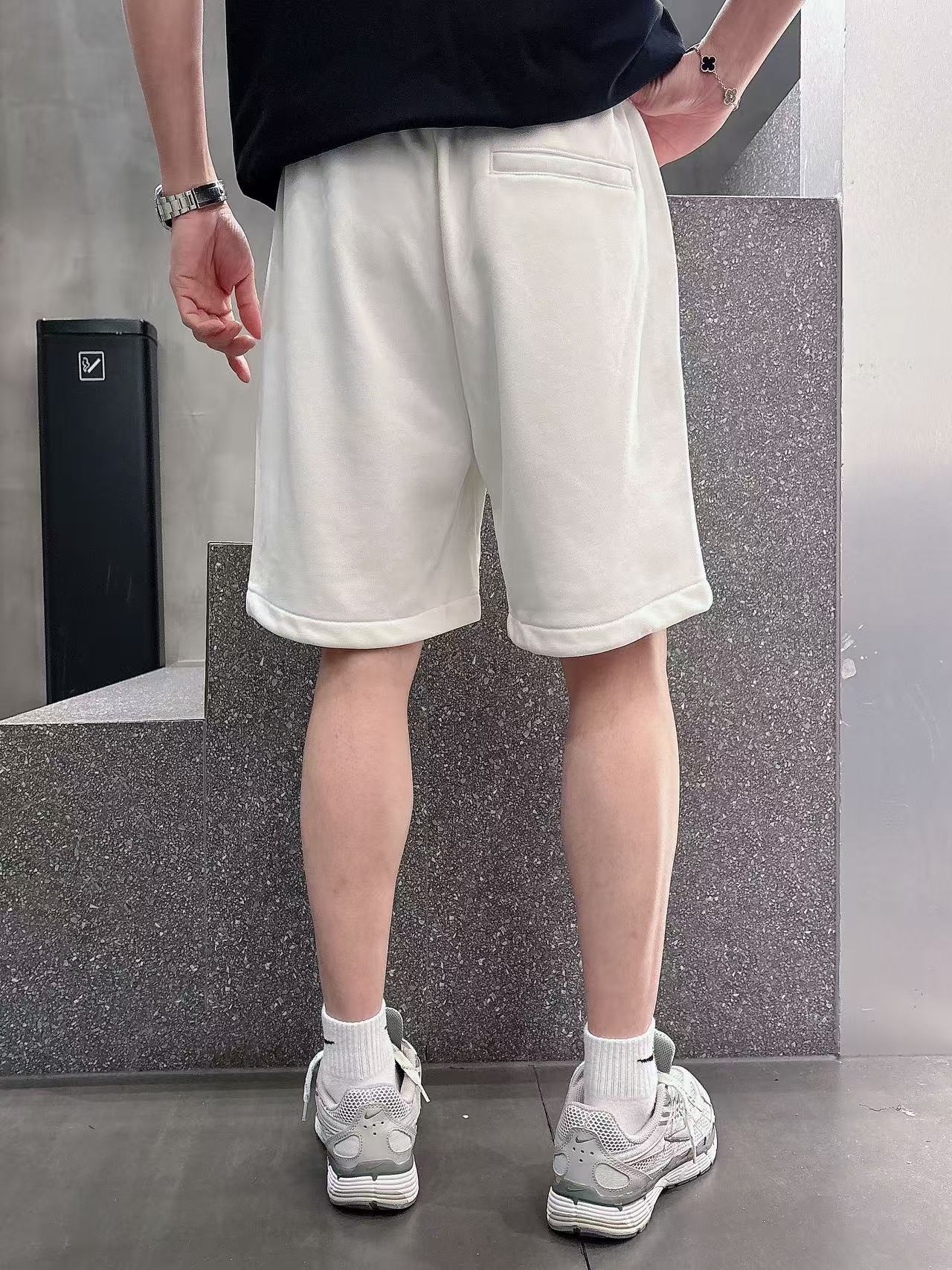 LV* 𝟐6𝐬s 春夏休闲短裤 定制面料 手绘定制标 品牌经典LOGO 工艺精致 休闲百搭 【𝐒𝐢𝐳𝐞：