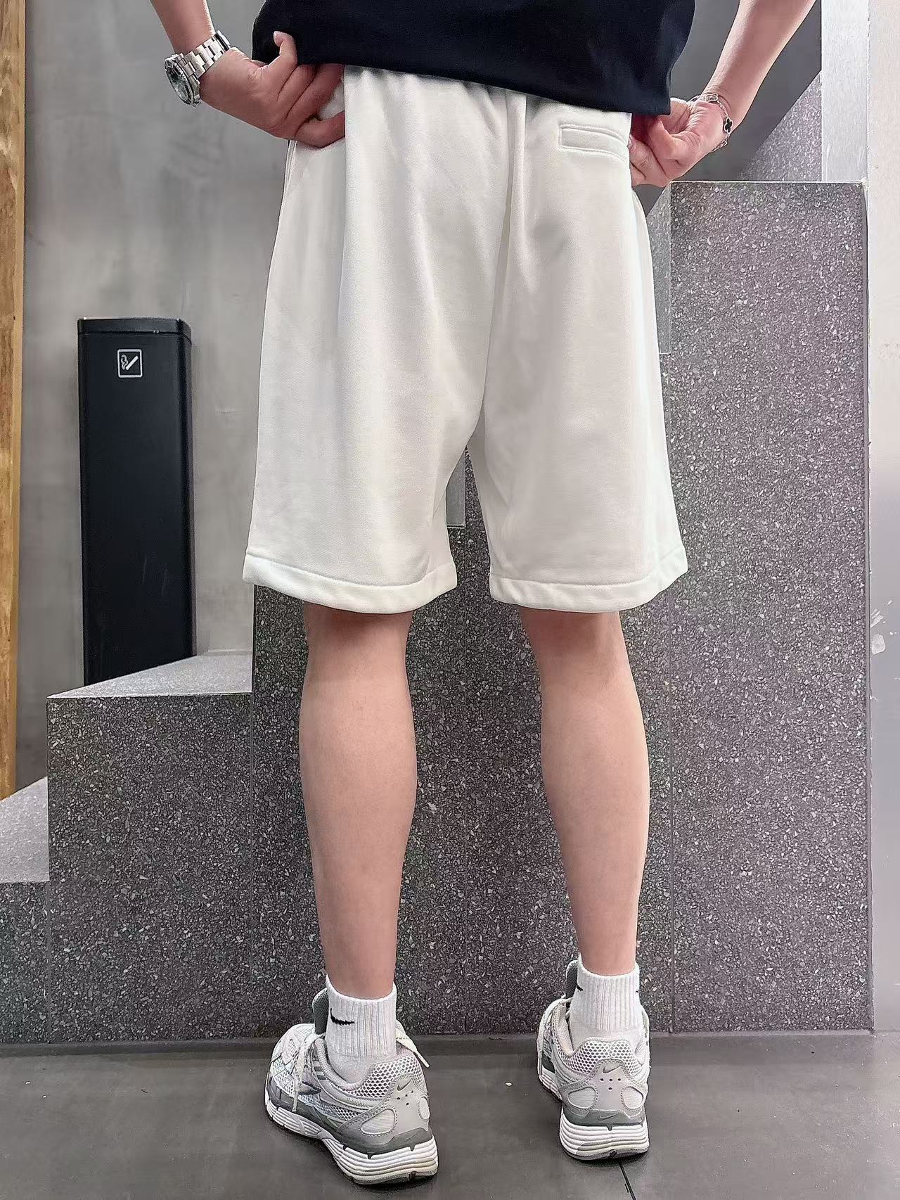 LV* 𝟐6𝐬s 春夏休闲短裤 定制面料 手绘定制标 品牌经典LOGO 工艺精致 休闲百搭 【𝐒𝐢𝐳𝐞：
