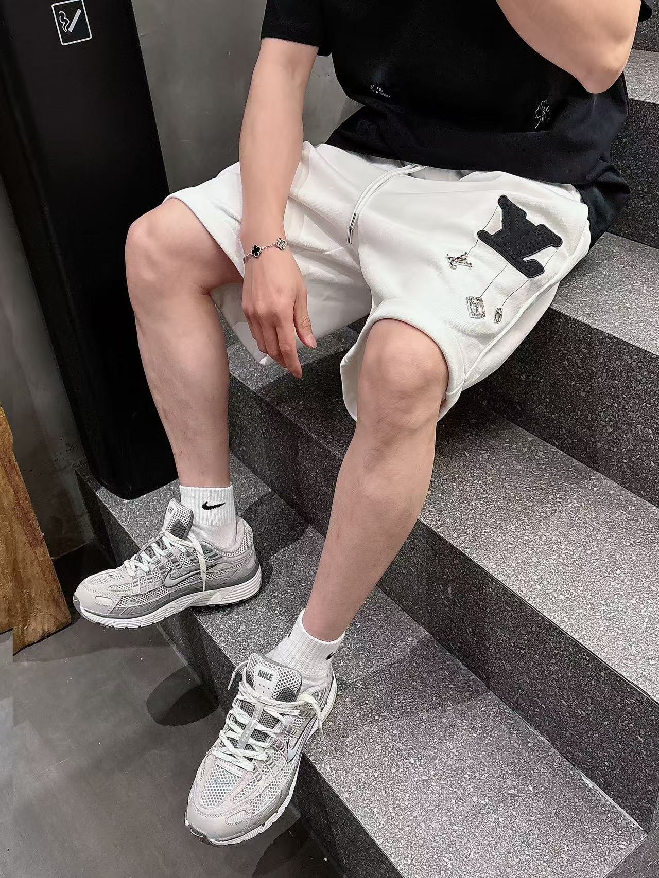 LV* 𝟐6𝐬s 春夏休闲短裤 定制面料 手绘定制标 品牌经典LOGO 工艺精致 休闲百搭 【𝐒𝐢𝐳𝐞：