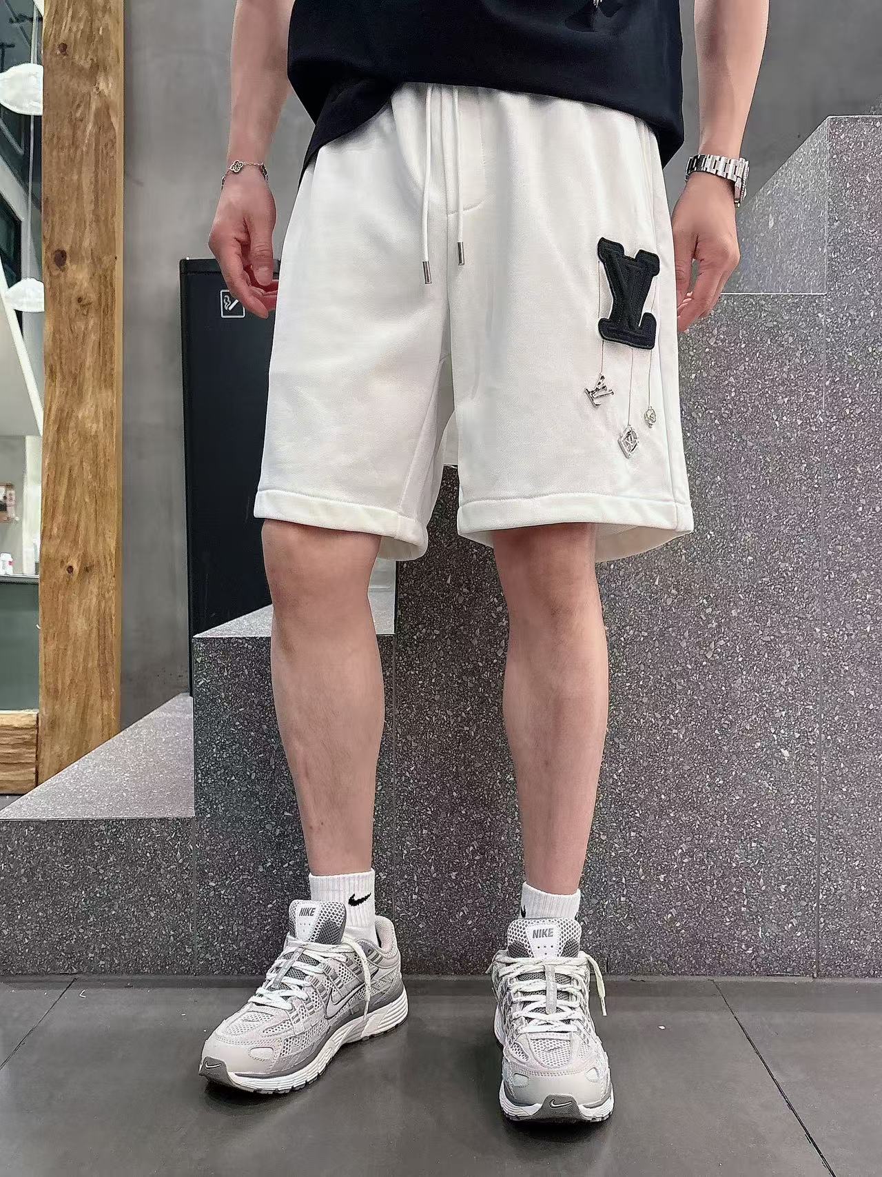 LV* 𝟐6𝐬s 春夏休闲短裤 定制面料 手绘定制标 品牌经典LOGO 工艺精致 休闲百搭 【𝐒𝐢𝐳𝐞：