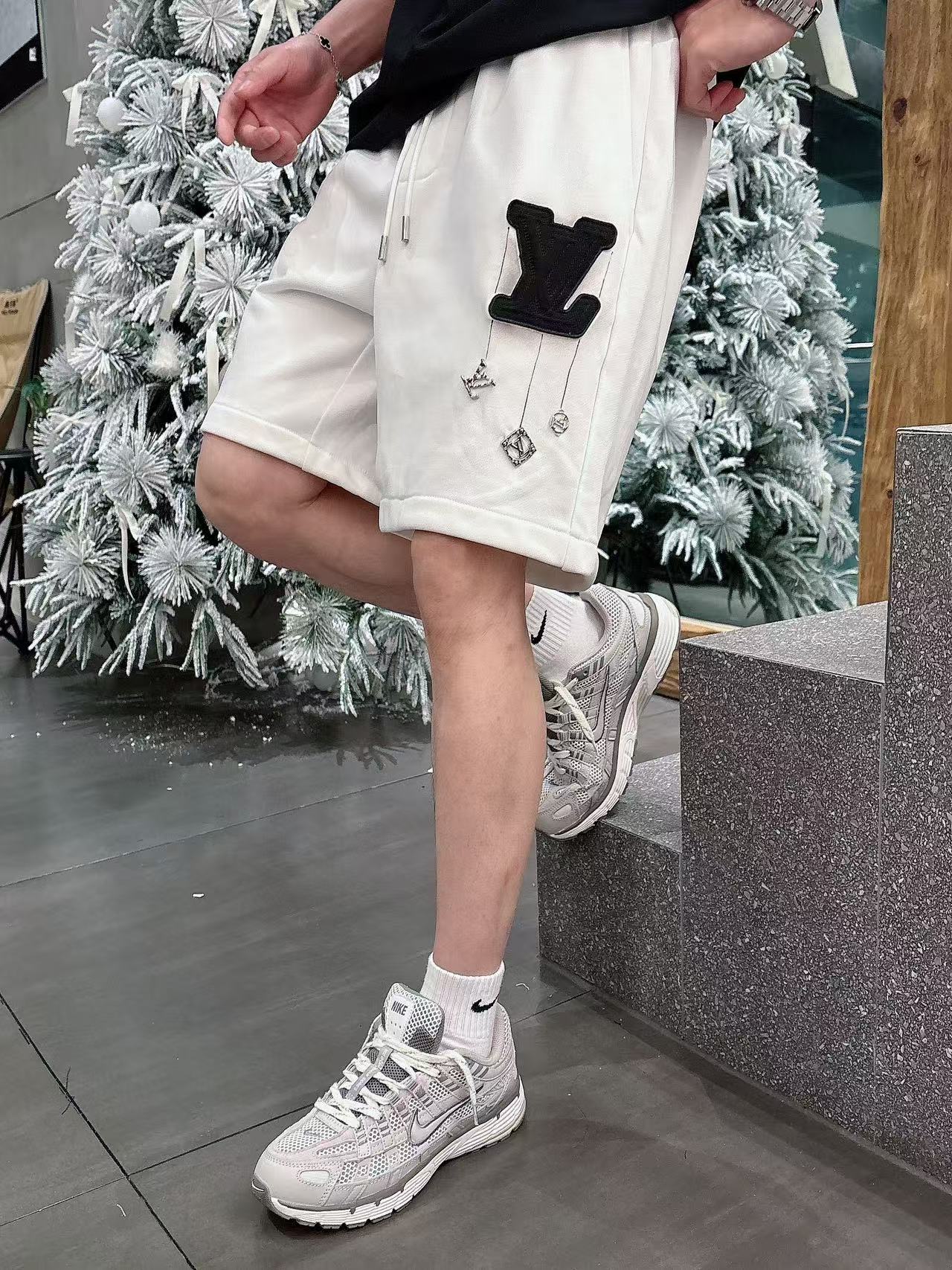 LV* 𝟐6𝐬s 春夏休闲短裤 定制面料 手绘定制标 品牌经典LOGO 工艺精致 休闲百搭 【𝐒𝐢𝐳𝐞：