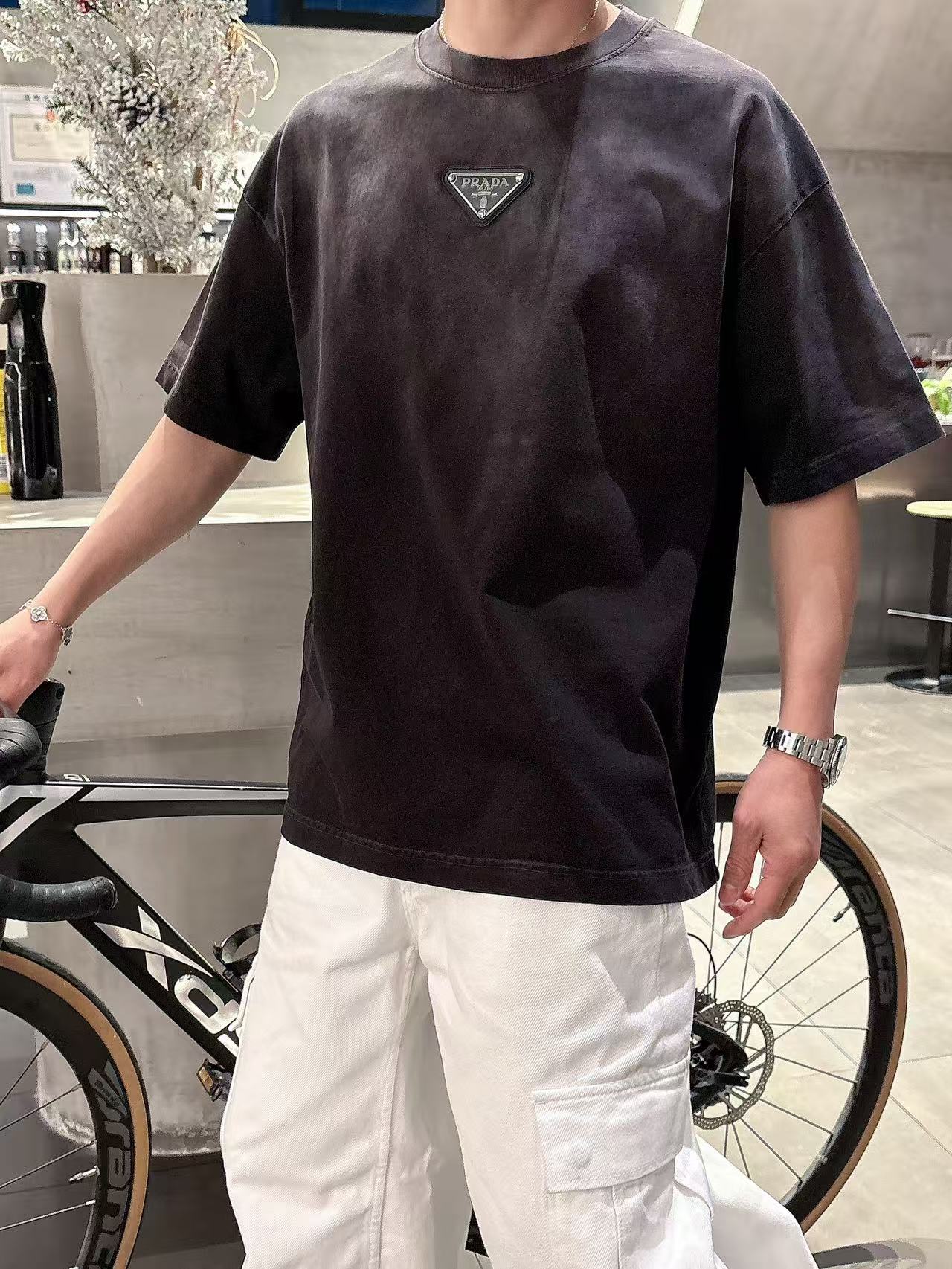 普拉达 * 𝟐6𝐬s 春夏休闲短袖定制面料 品牌经典LOGO 工艺精致 休闲百搭 【𝐒𝐢𝐳𝐞：码数】 S