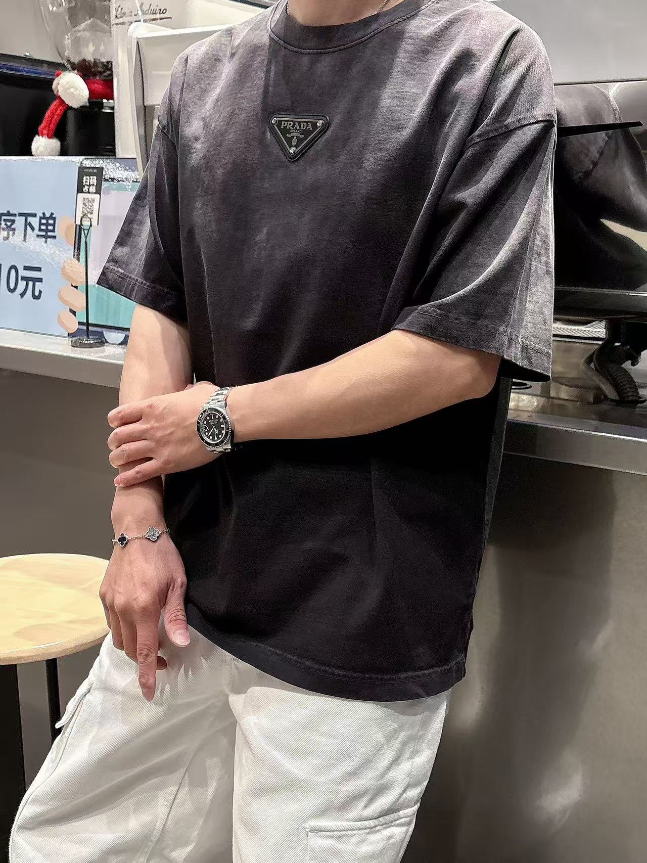 普拉达 * 𝟐6𝐬s 春夏休闲短袖定制面料 品牌经典LOGO 工艺精致 休闲百搭 【𝐒𝐢𝐳𝐞：码数】 S