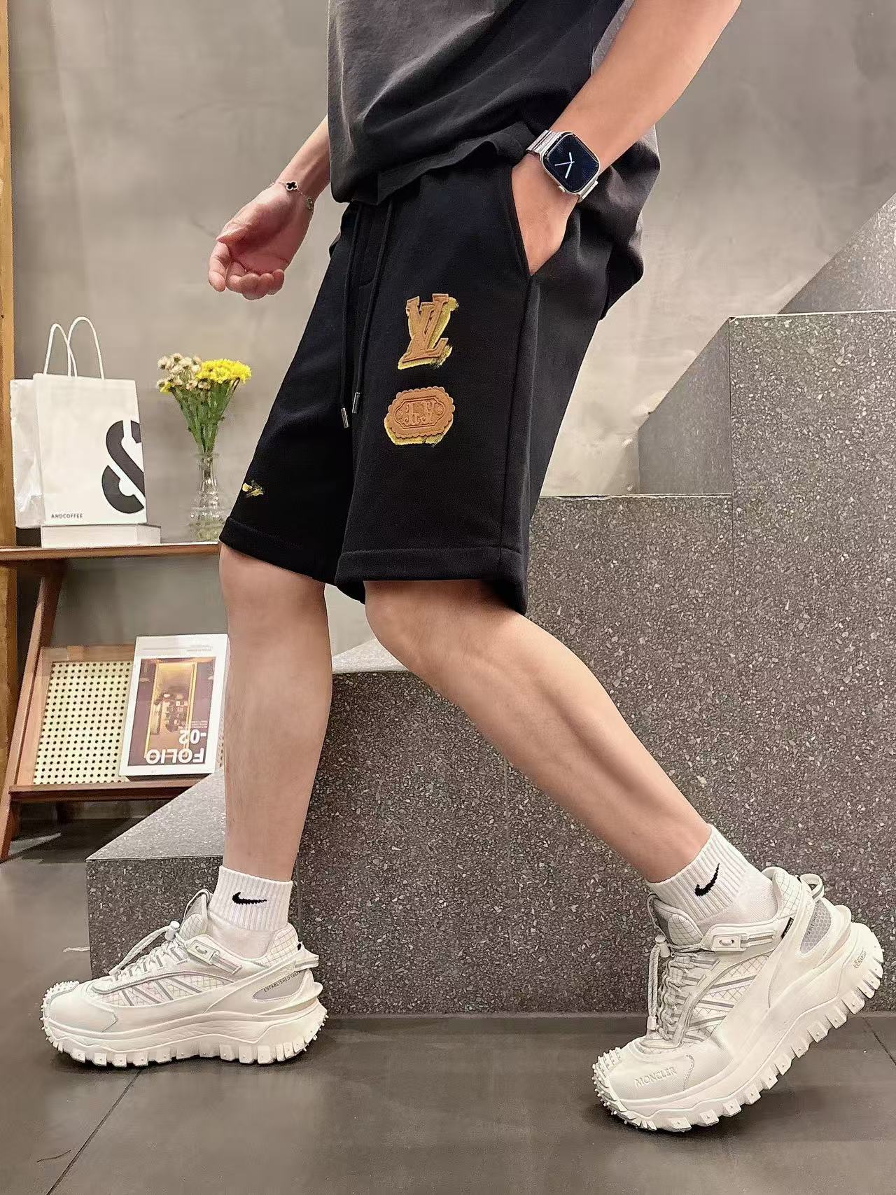 LV* 25ss Hand-Painted Logo Leisure Shorts: Comfortable, Stylish, Custom Fabrics, Fresh Colors - 图片 3