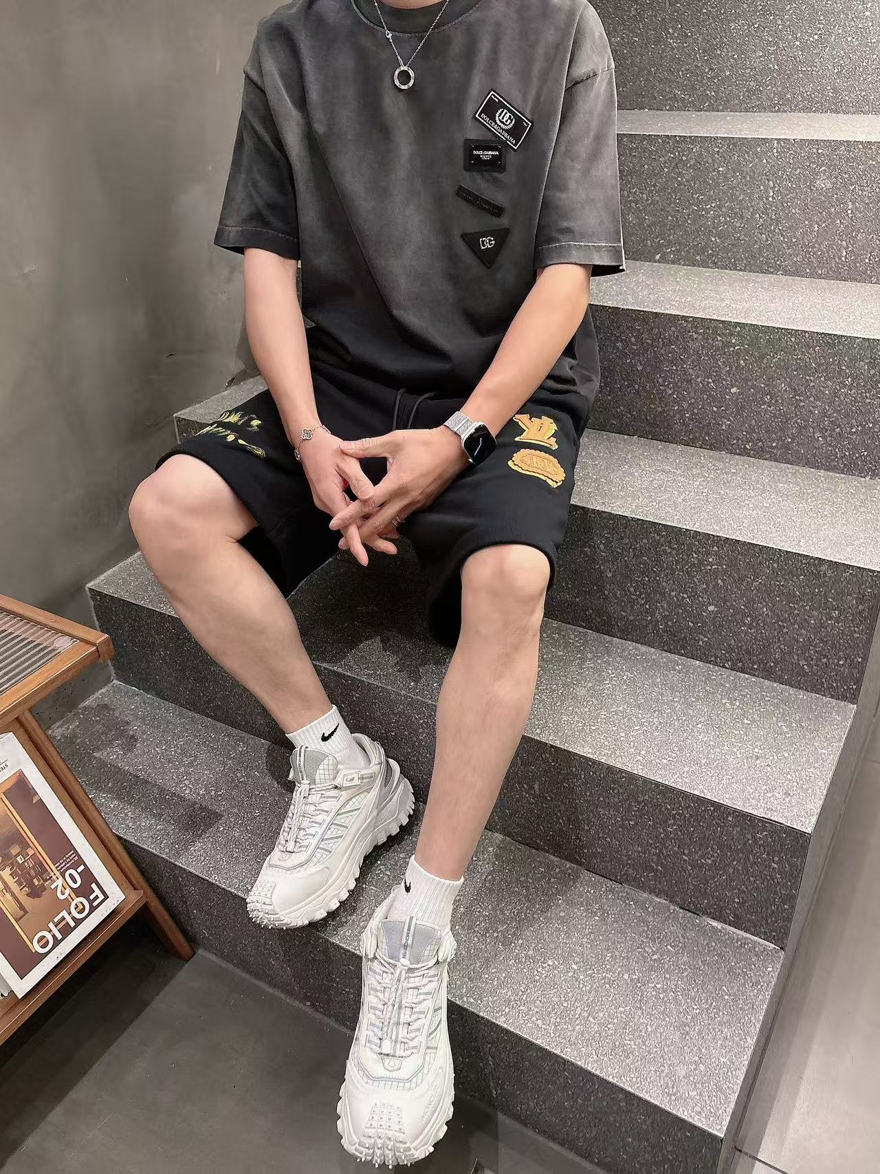 LV* 25ss Hand-Painted Logo Leisure Shorts: Comfortable, Stylish, Custom Fabrics, Fresh Colors - 图片 4