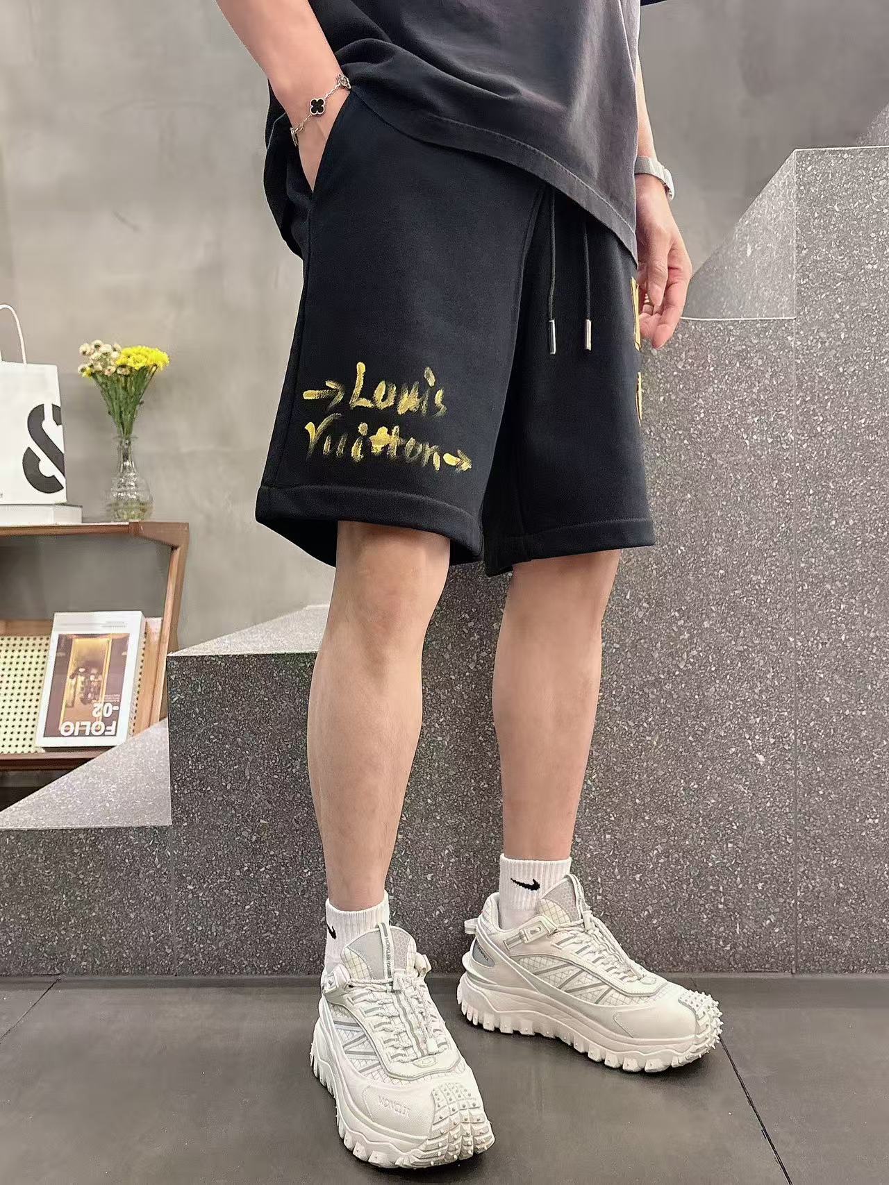 LV* 25ss Hand-Painted Logo Leisure Shorts: Comfortable, Stylish, Custom Fabrics, Fresh Colors - 图片 5