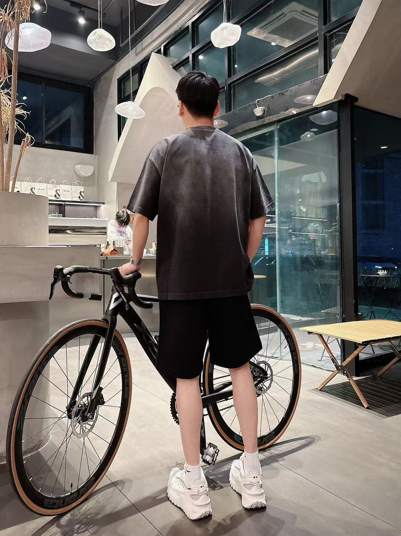 LV* 25ss Hand-Painted Logo Leisure Shorts: Comfortable, Stylish, Custom Fabrics, Fresh Colors - 图片 2