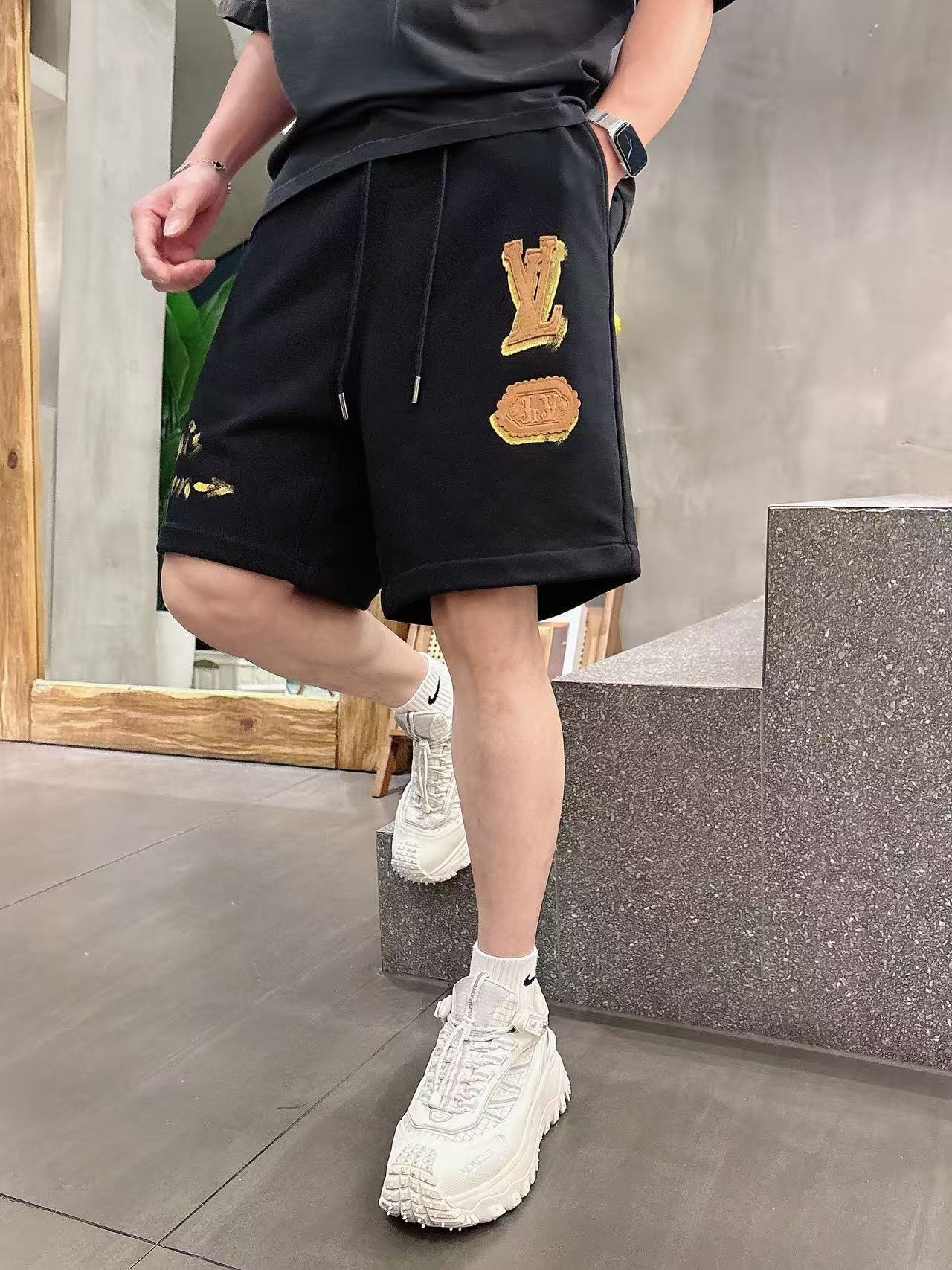LV* 25ss Hand-Painted Logo Leisure Shorts: Comfortable, Stylish, Custom Fabrics, Fresh Colors - 图片 9