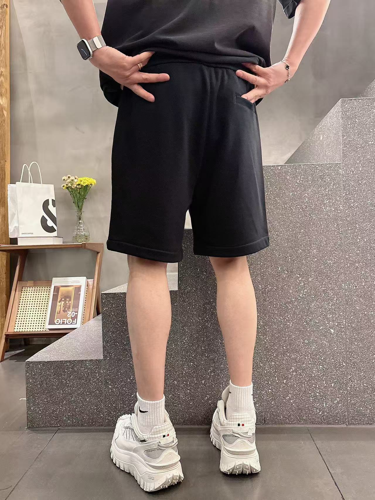 LV* 25ss Hand-Painted Logo Leisure Shorts: Comfortable, Stylish, Custom Fabrics, Fresh Colors - 图片 8