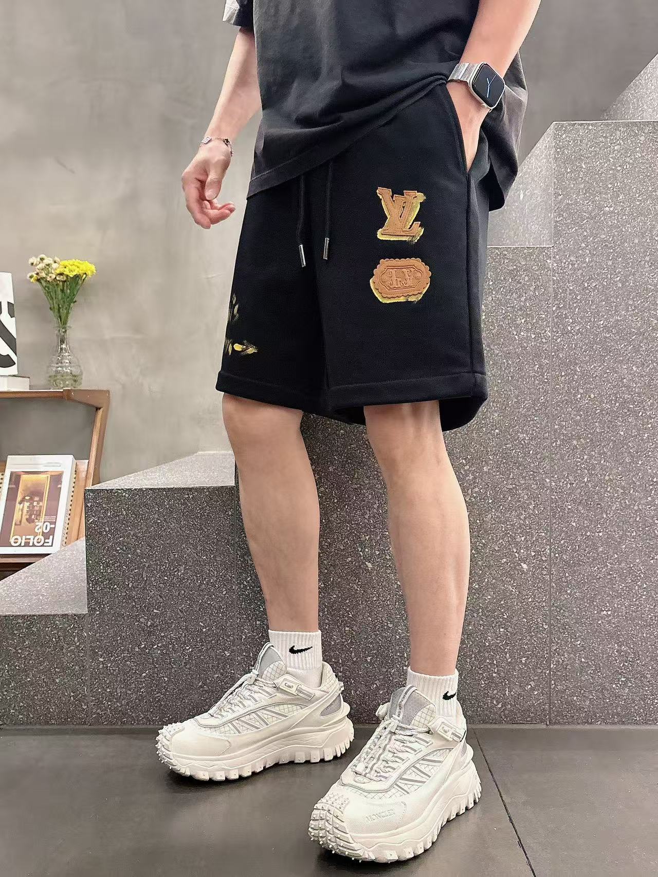 LV* 25ss Hand-Painted Logo Leisure Shorts: Comfortable, Stylish, Custom Fabrics, Fresh Colors - 图片 6