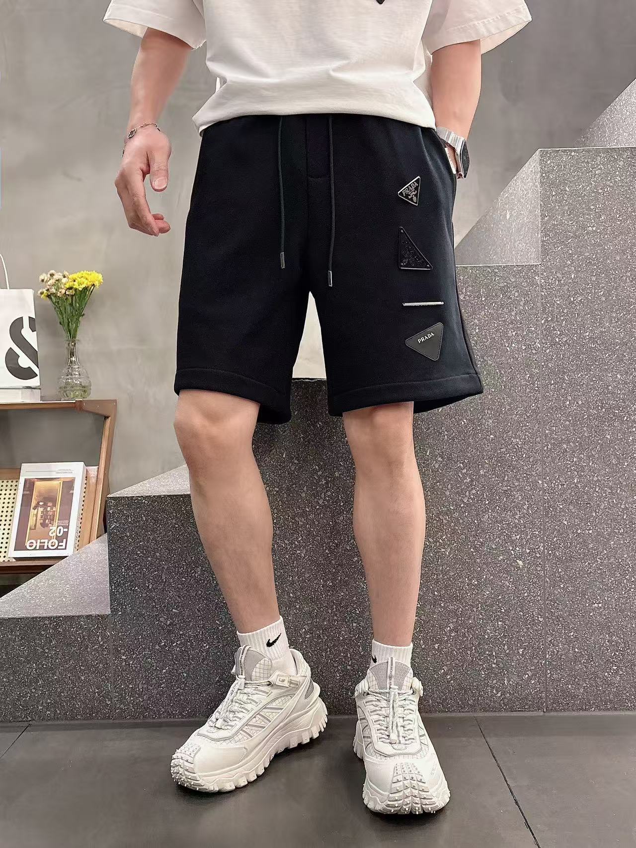 普拉达* 𝟐6𝐬s 春夏休闲短裤 定制面料 手绘定制标 品牌经典LOGO 工艺精致 休闲百搭 【𝐒𝐢𝐳𝐞