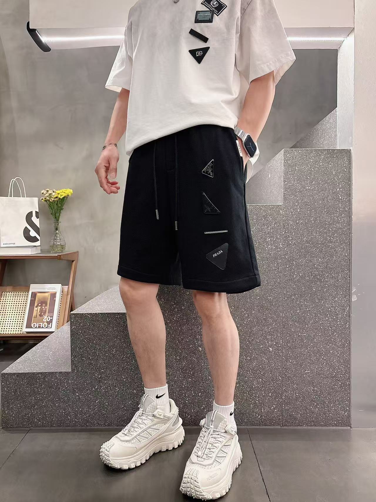普拉达* 𝟐6𝐬s 春夏休闲短裤 定制面料 手绘定制标 品牌经典LOGO 工艺精致 休闲百搭 【𝐒𝐢𝐳𝐞