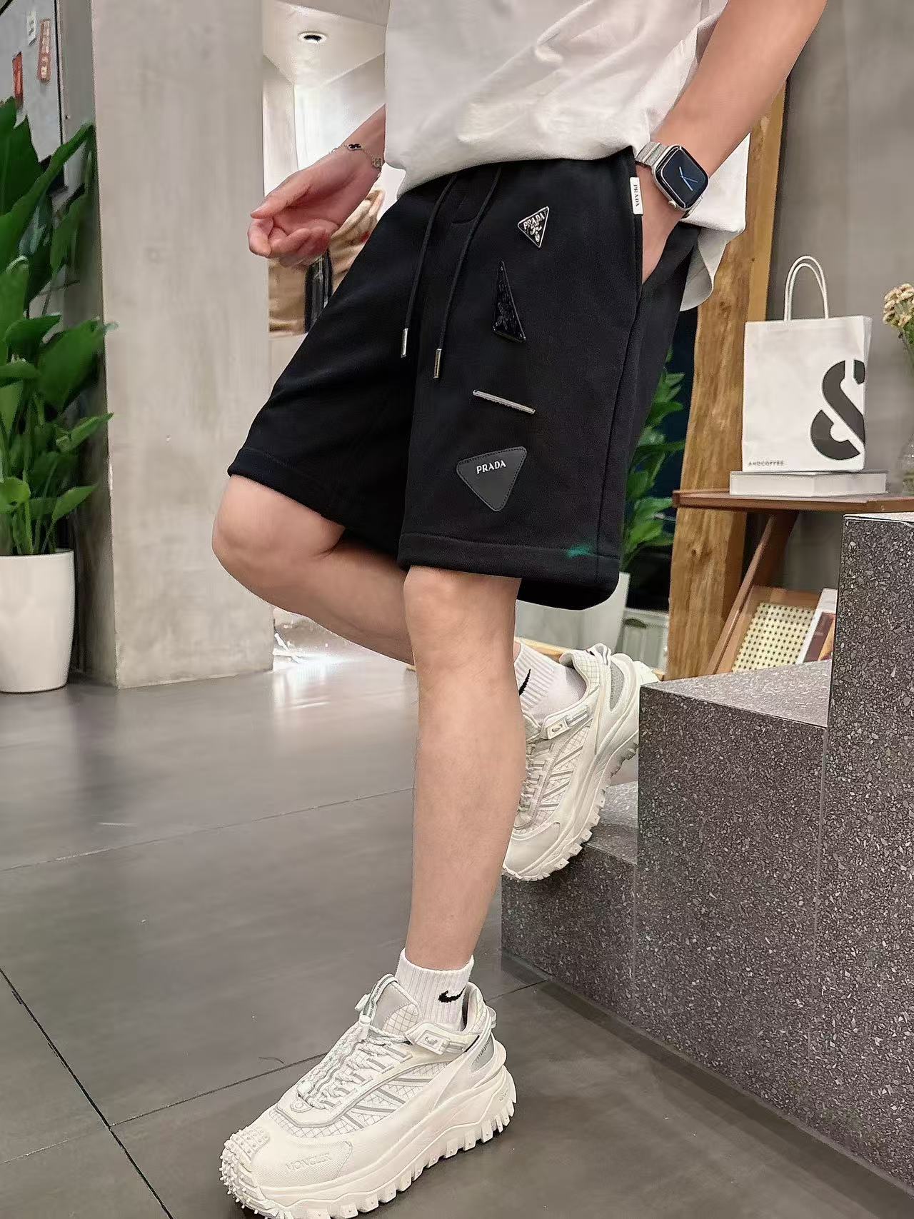 普拉达* 𝟐6𝐬s 春夏休闲短裤 定制面料 手绘定制标 品牌经典LOGO 工艺精致 休闲百搭 【𝐒𝐢𝐳𝐞