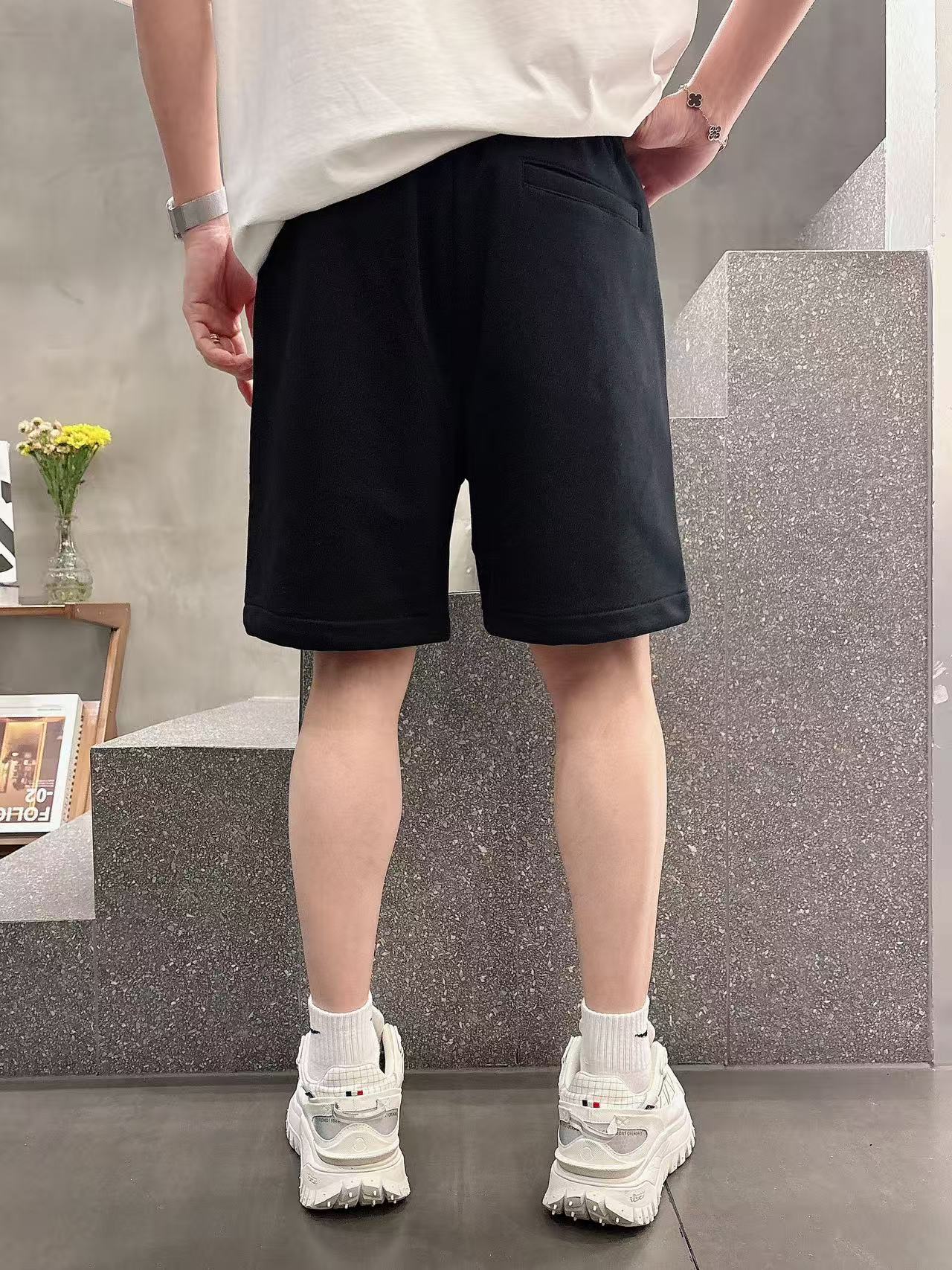 普拉达* 𝟐6𝐬s 春夏休闲短裤 定制面料 手绘定制标 品牌经典LOGO 工艺精致 休闲百搭 【𝐒𝐢𝐳𝐞