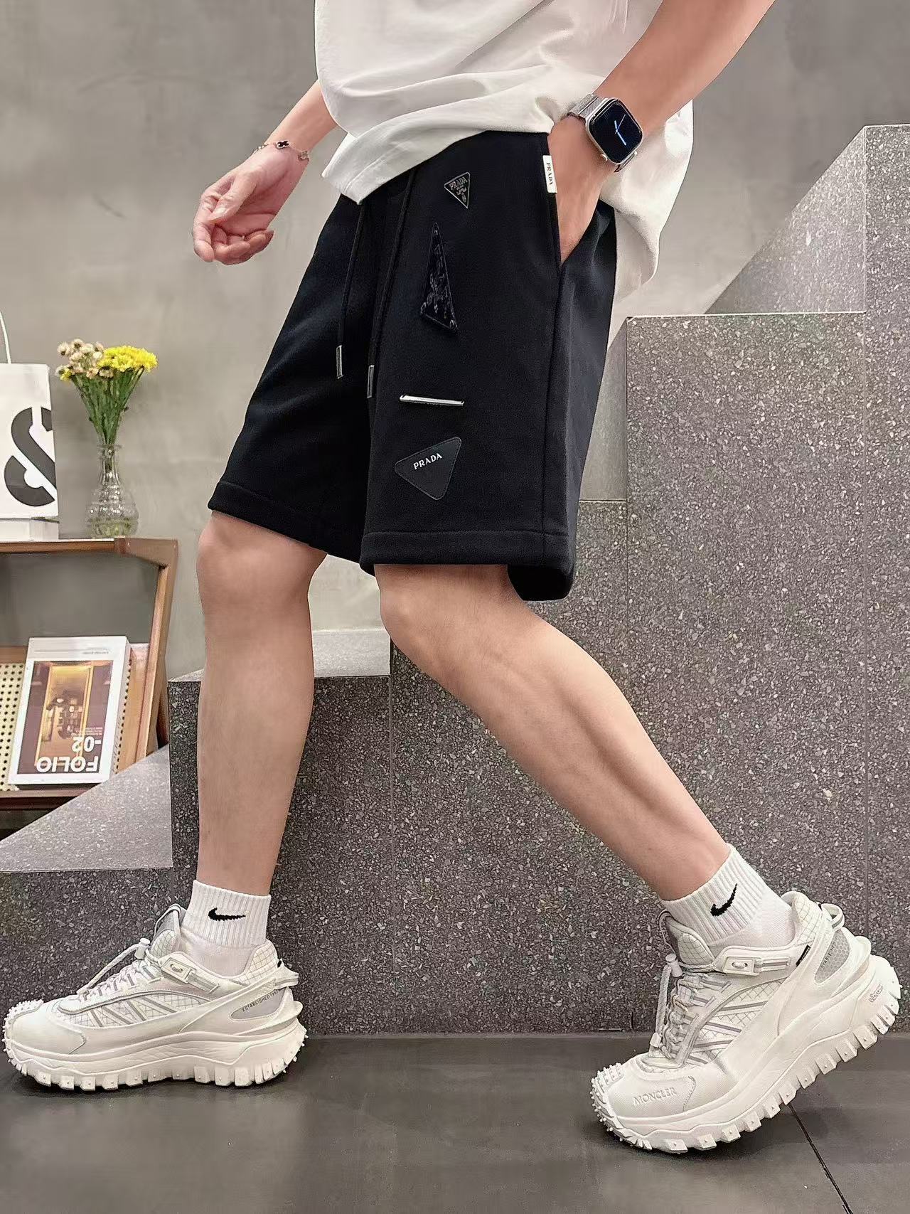 普拉达* 𝟐6𝐬s 春夏休闲短裤 定制面料 手绘定制标 品牌经典LOGO 工艺精致 休闲百搭 【𝐒𝐢𝐳𝐞