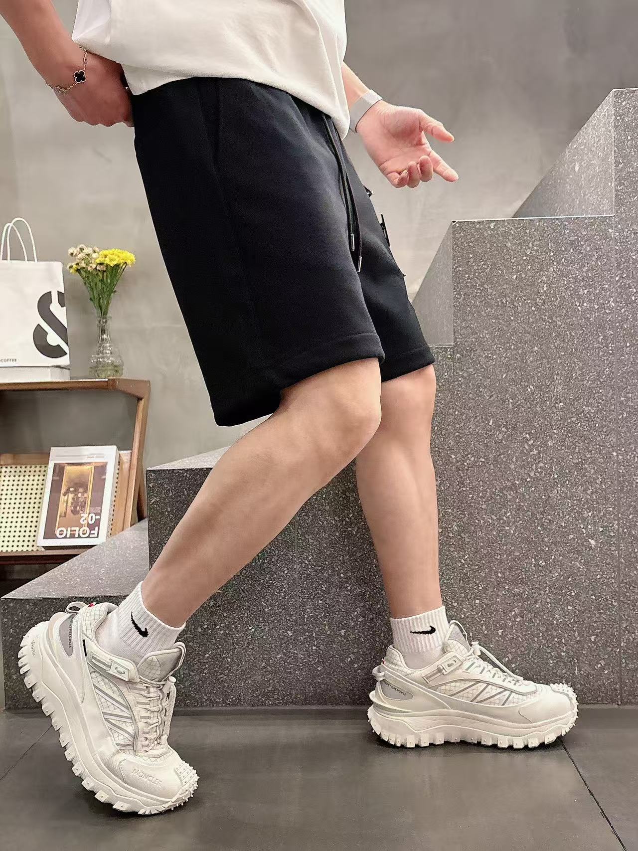 普拉达* 𝟐6𝐬s 春夏休闲短裤 定制面料 手绘定制标 品牌经典LOGO 工艺精致 休闲百搭 【𝐒𝐢𝐳𝐞