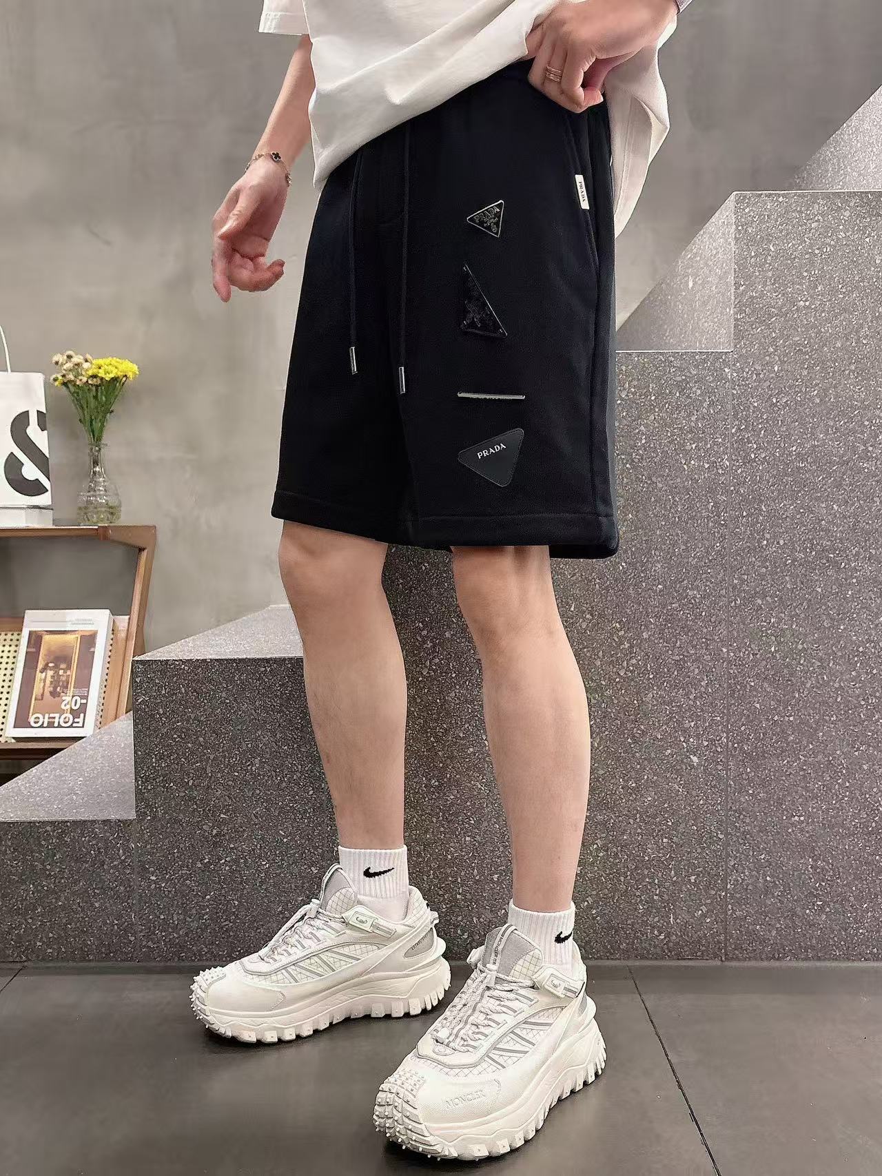 普拉达* 𝟐6𝐬s 春夏休闲短裤 定制面料 手绘定制标 品牌经典LOGO 工艺精致 休闲百搭 【𝐒𝐢𝐳𝐞
