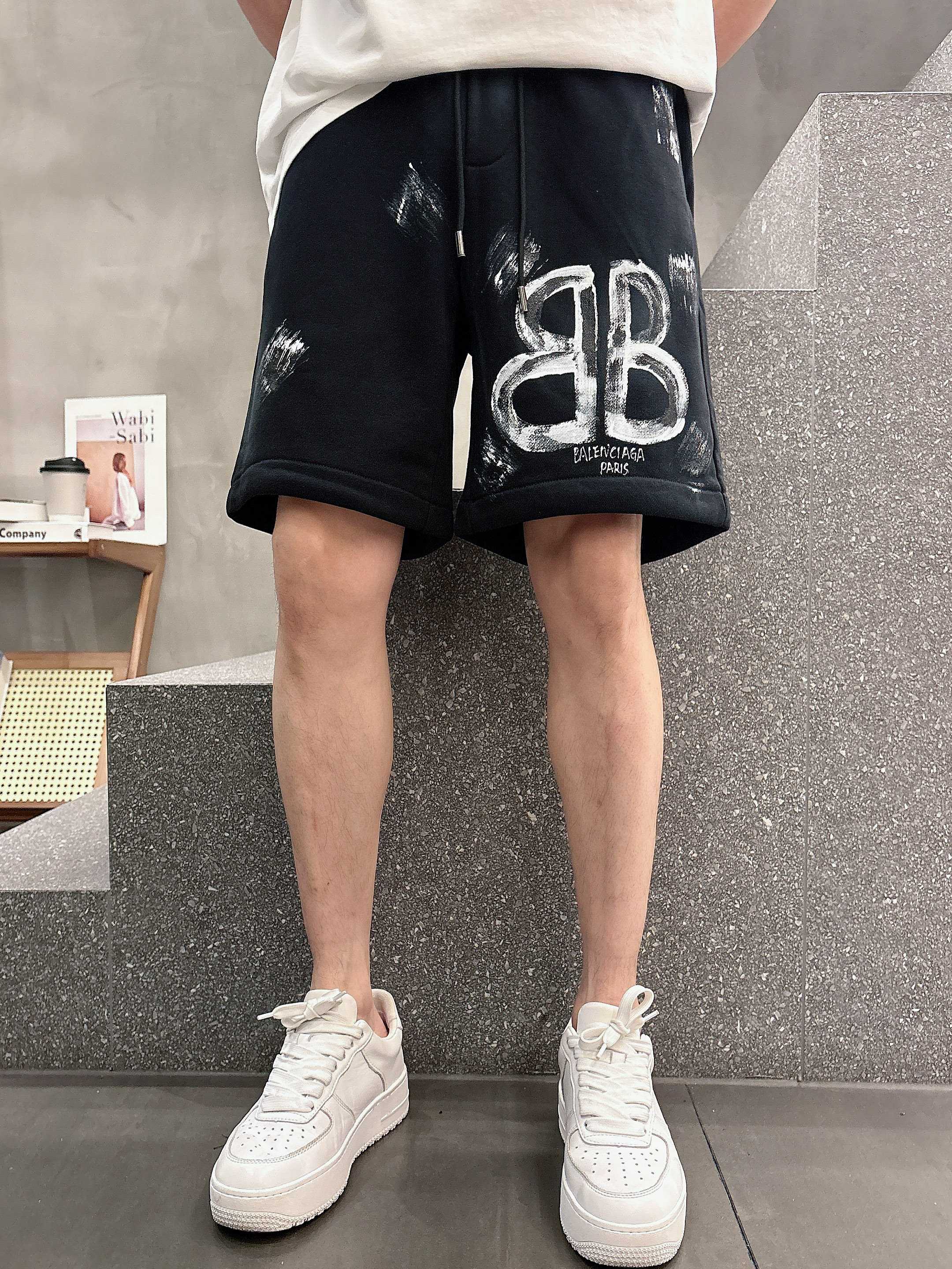 NO:144372,Balenciaga* 5s hand-painted custom logo New spring and summer casual shorts, excellent comfort and strong hand touch. Very high recognition Custom imported fabrics Fresh color and fine workmanship [code] S - 3XL,,balenciaga, shorts,alexander wang19860909巴黎世家* 5s 手绘定制标 春夏新款休闲短裤 ,舒适度极好,手触感强烈.辨识度极高 定制进口面料 色泽清新 做工精细【码数】 S - 3XL,,balenciaga,shorts,alexander wang,Men's clothing