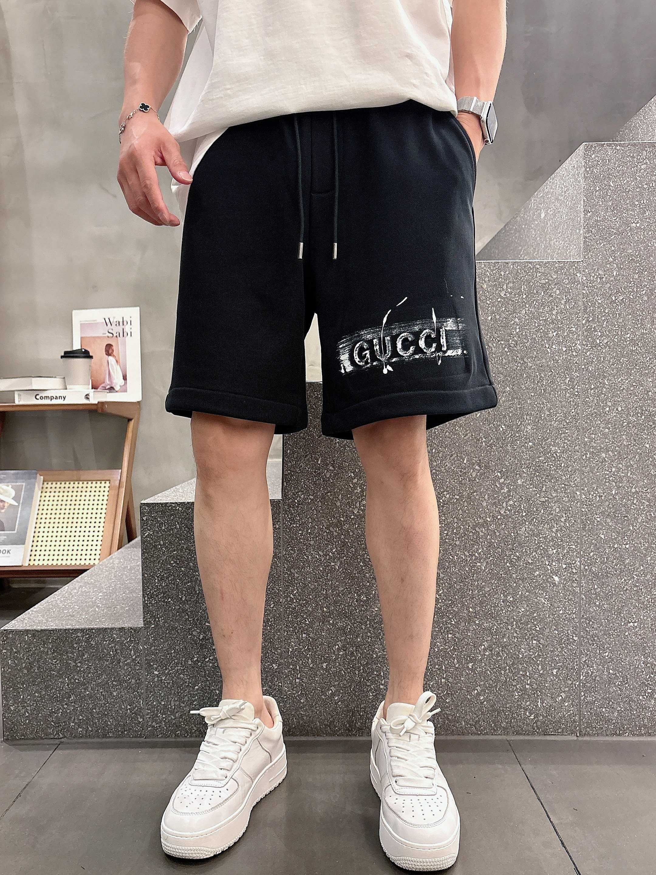 NO:144363,Gucci* 5s hand-painted custom logo New spring and summer casual shorts, excellent comfort and strong hand touch. Very high recognition Custom imported fabrics Fresh color and fine workmanship [code] S - 3XL,,gucci, shorts,alexander wang19860909古驰* 5s 手绘定制标 春夏新款休闲短裤 ,舒适度极好,手触感强烈.辨识度极高 定制进口面料 色泽清新 做工精细【码数】 S - 3XL,,gucci,shorts,alexander wang,Men's clothing