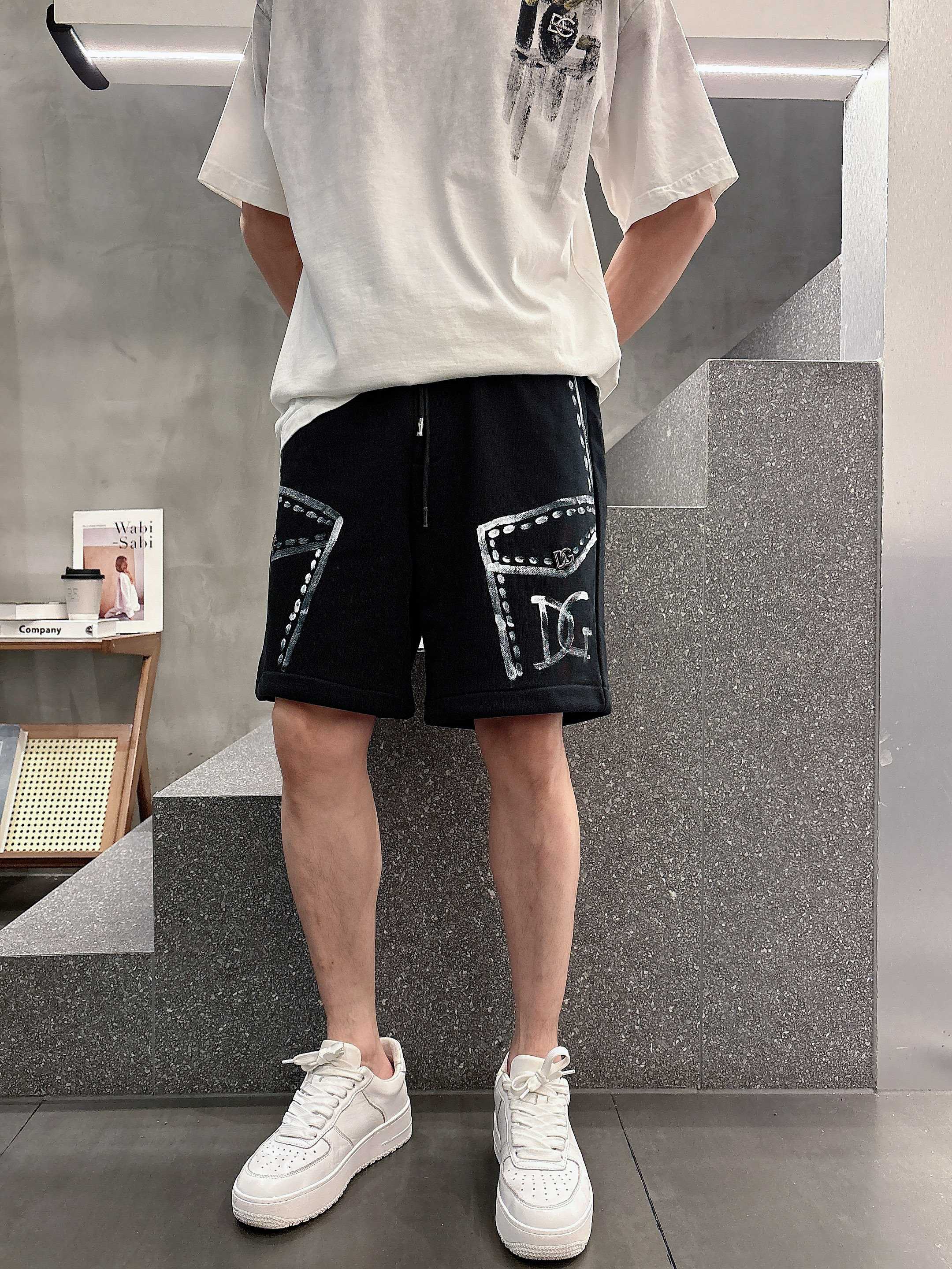 NO:144443,DG* 5s hand-painted custom logo New spring and summer casual shorts, excellent comfort and strong hand touch. Very high recognition Custom imported fabrics Fresh color and fine workmanship [code number] S - 3XL, Dolce&Gabbana, shorts, alexander wang19860909DG* 5s 手绘定制标 春夏新款休闲短裤 ,舒适度极好,手触感强烈.辨识度极高 定制进口面料 色泽清新 做工精细【码数】 S - 3XL,,Dolce&Gabbana,shorts,alexander wang,Men's clothing