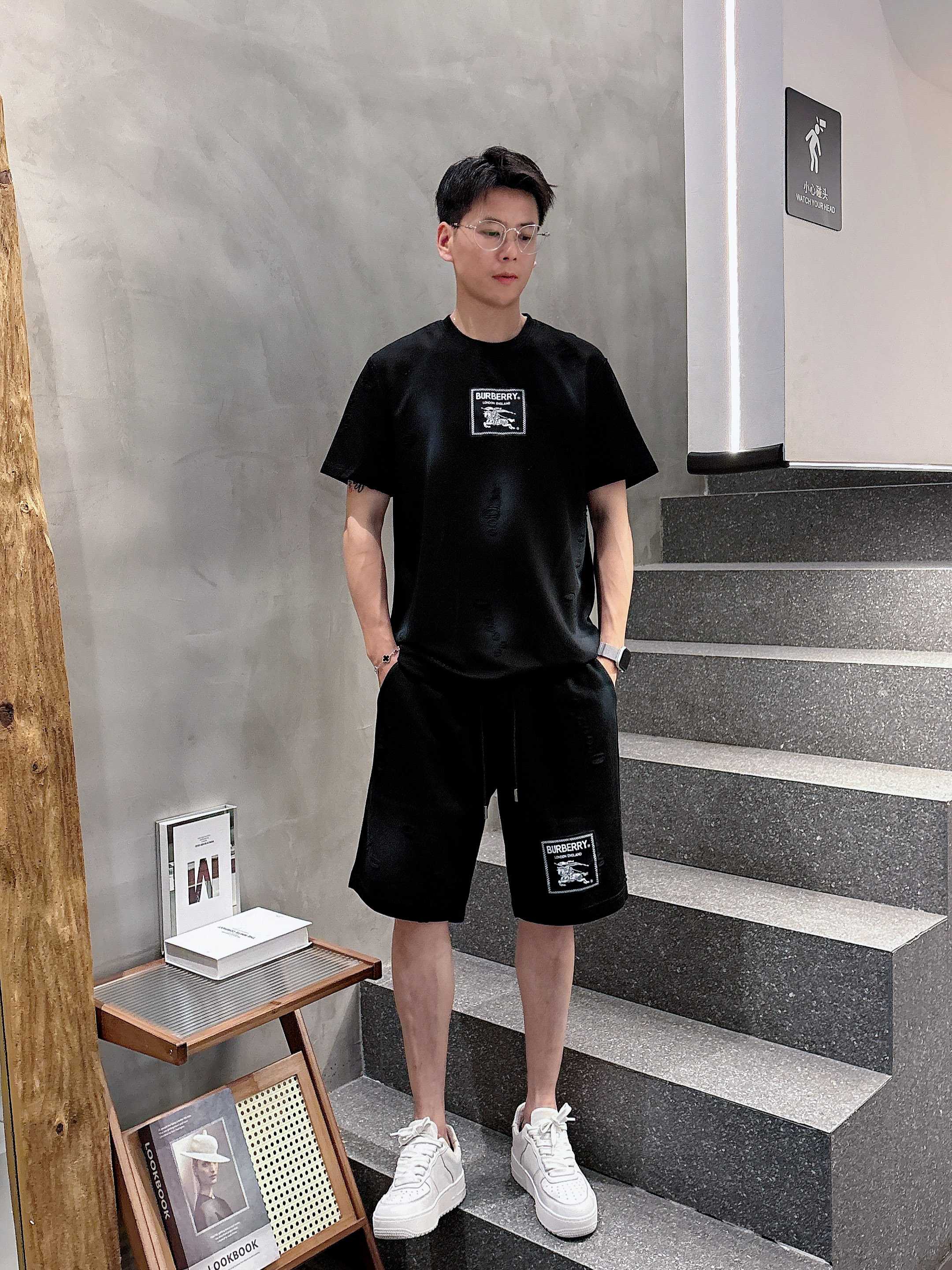 NO:144423,Burberry* 5s Spring and Summer New Set Fashionable and Casual Brand Classic Logo, Excellent Comfort and Strong Hand Touch. High Recognition Custom imported fabric ~ Excellent upper body [Count] M - 3XL,,burberry,alexander wang19860909巴宝莉* 5s 春夏新款套装 时尚休闲 品牌经典LOGO ,舒适度极好,手触感强烈.辨识度极高 定制进口面料 ～上身超赞【码数】 M - 3XL,,burberry,alexander wang,Men's clothing