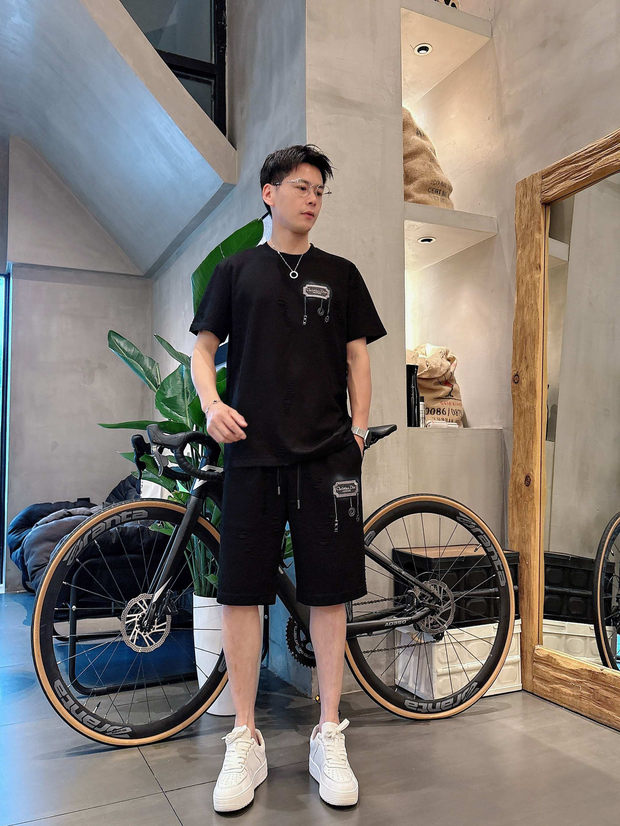 NO:144415,Dior* 5s Spring and Summer New Set Fashionable and Casual Brand Classic Logo, Excellent Comfort and Strong Hand Touch. Very High Recognition Custom imported fabric ~ Excellent upper body [Count] M - 3XL,,dior,alexander wang19860909迪奥* 5s 春夏新款套装 时尚休闲 品牌经典LOGO ,舒适度极好,手触感强烈.辨识度极高 定制进口面料 ～上身超赞【码数】 M - 3XL,,dior,alexander wang,Men's clothing