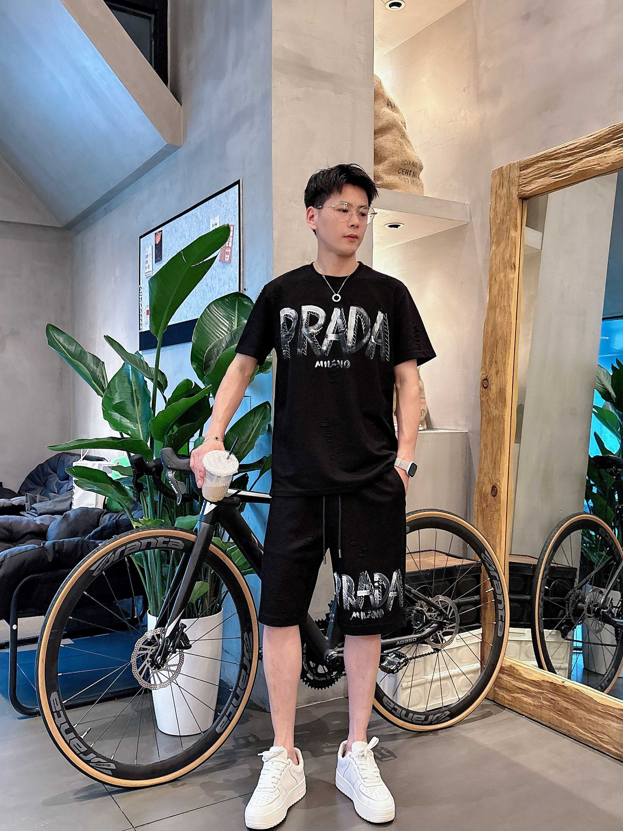 NO:144406,Prada* 5s Spring and Summer New Set Fashion and Casual Brand Classic Logo, Excellent Comfort and Strong Hand Touch. Very High Recognition Custom imported fabric ~ Excellent upper body [Count] M - 3XL,,prada,alexander wang19860909普拉达* 5s 春夏新款套装 时尚休闲 品牌经典LOGO ,舒适度极好,手触感强烈.辨识度极高 定制进口面料 ～上身超赞【码数】 M - 3XL,,prada,alexander wang,Men's clothing