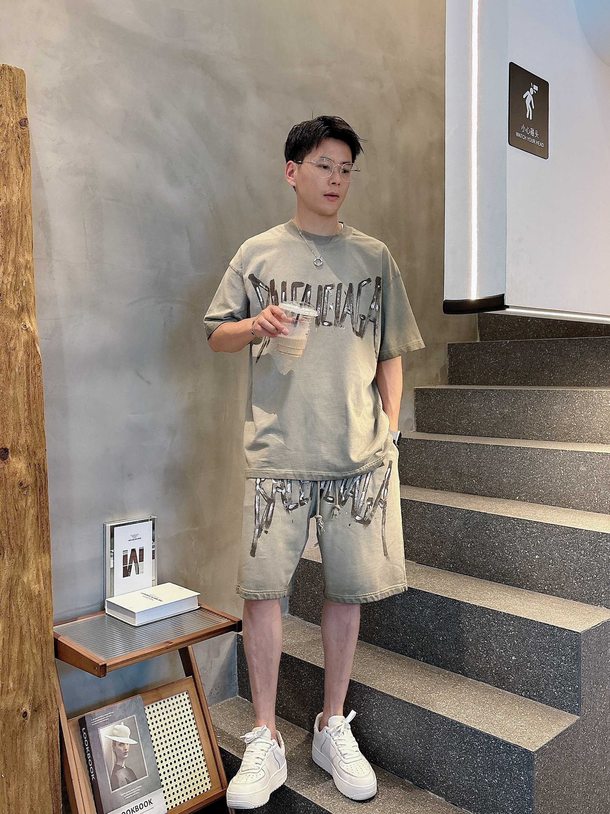 NO:144396,Balenciaga* 5s Spring and Summer Washing Set Loose Style Fashion and Casual Brand Classic Logo, Excellent Comfort, Strong Hand Touch. Very High Recognition Custom imported fabric ~ Excellent upper body [Count] S-2XL,,balenciaga,alexander wang19860909巴黎世家* 5s 春夏洗水套装 宽松版型 时尚休闲 品牌经典LOGO ,舒适度极好,手触感强烈.辨识度极高 定制进口面料 ～上身超赞【码数】 S-2XL,,balenciaga,alexander wang,Men's clothing