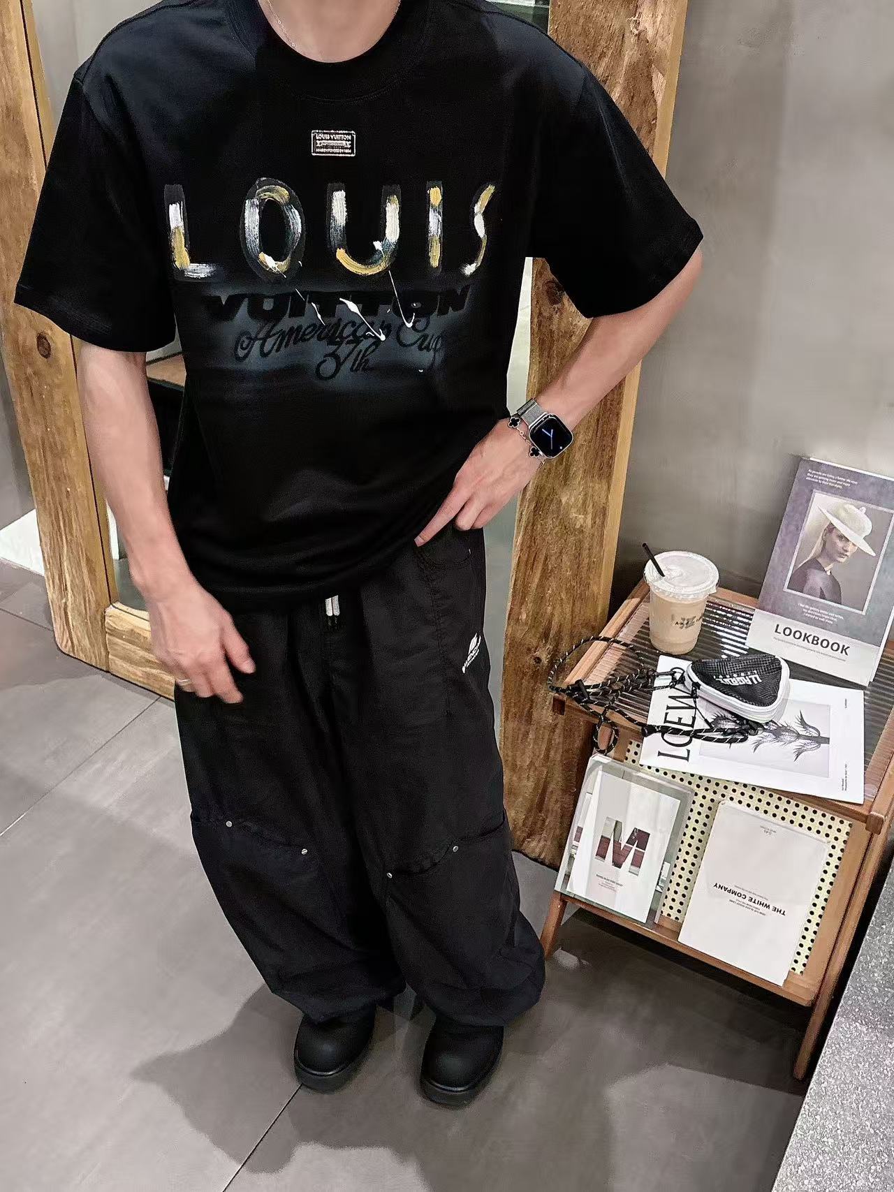 LV* 𝟐6𝐬s 春夏休闲短袖定制面料 品牌经典LOGO 工艺精致 休闲百搭 【𝐒𝐢𝐳𝐞：码数】 S-3