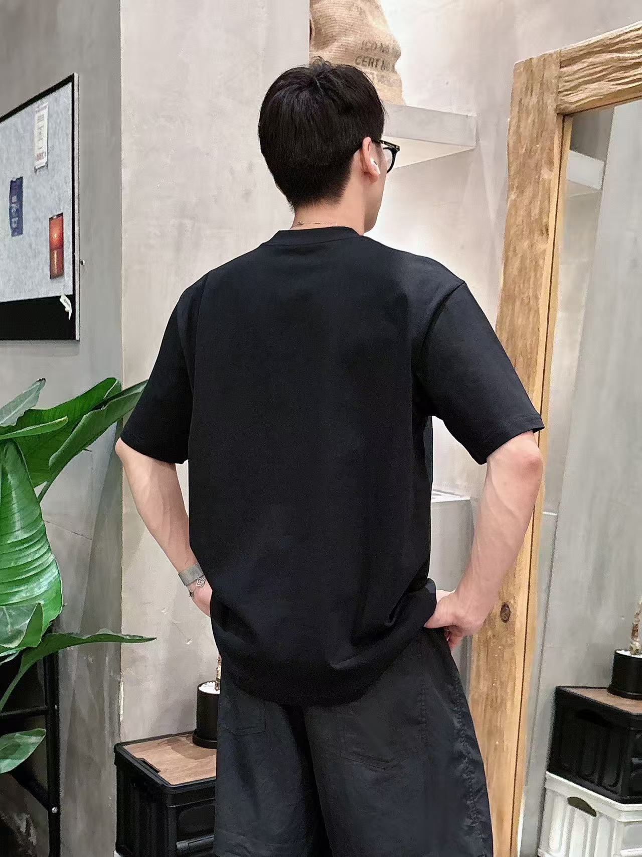 LV* 𝟐6𝐬s 春夏休闲短袖定制面料 品牌经典LOGO 工艺精致 休闲百搭 【𝐒𝐢𝐳𝐞：码数】 S-3