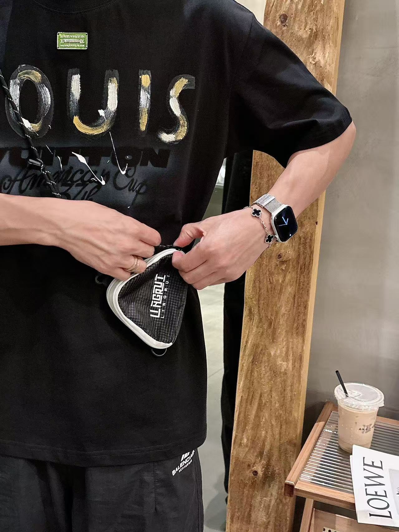 LV* 𝟐6𝐬s 春夏休闲短袖定制面料 品牌经典LOGO 工艺精致 休闲百搭 【𝐒𝐢𝐳𝐞：码数】 S-3