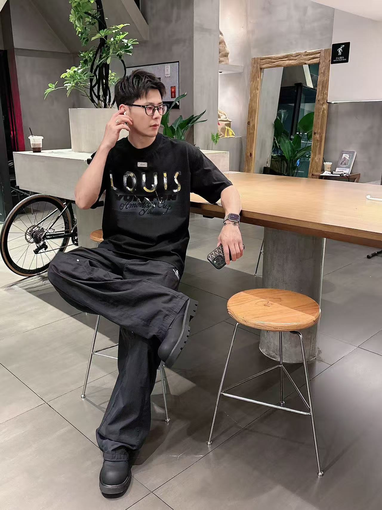 LV* 𝟐6𝐬s 春夏休闲短袖定制面料 品牌经典LOGO 工艺精致 休闲百搭 【𝐒𝐢𝐳𝐞：码数】 S-3
