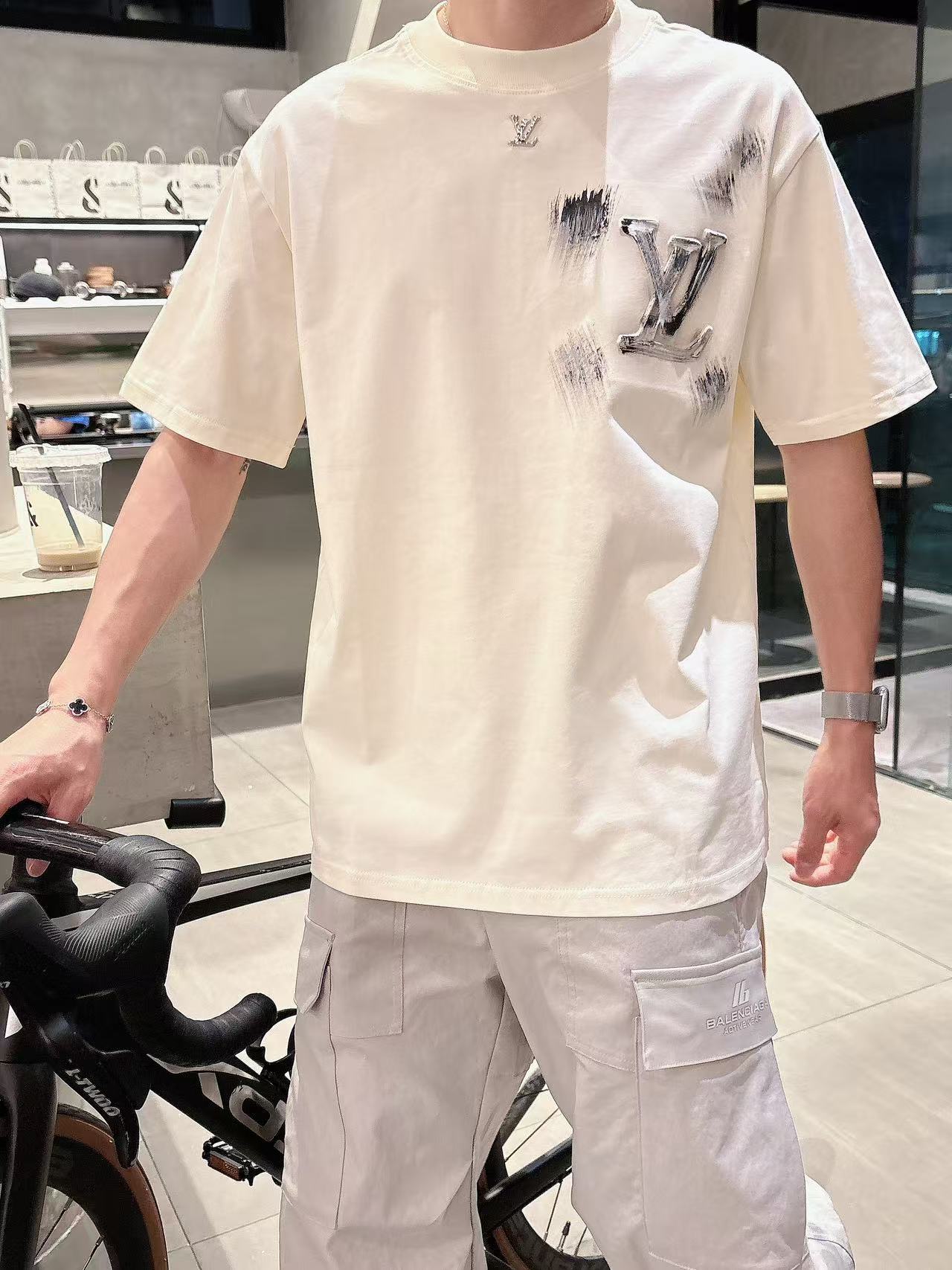 LV * 𝟐6𝐬s 春夏休闲短袖定制面料 品牌经典LOGO 工艺精致 休闲百搭 【𝐒𝐢𝐳𝐞：码数】 S-