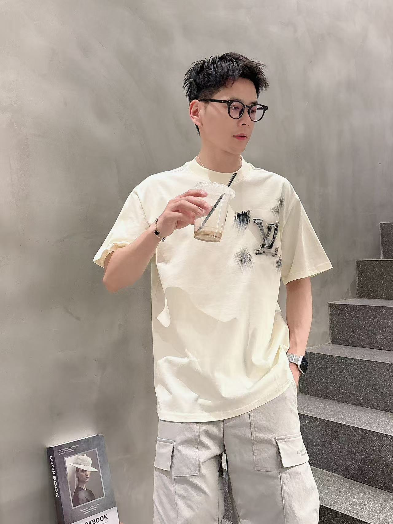 LV * 𝟐6𝐬s 春夏休闲短袖定制面料 品牌经典LOGO 工艺精致 休闲百搭 【𝐒𝐢𝐳𝐞：码数】 S-