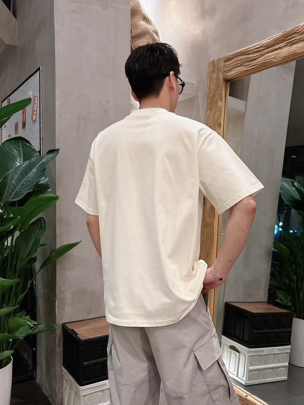 LV * 𝟐6𝐬s 春夏休闲短袖定制面料 品牌经典LOGO 工艺精致 休闲百搭 【𝐒𝐢𝐳𝐞：码数】 S-