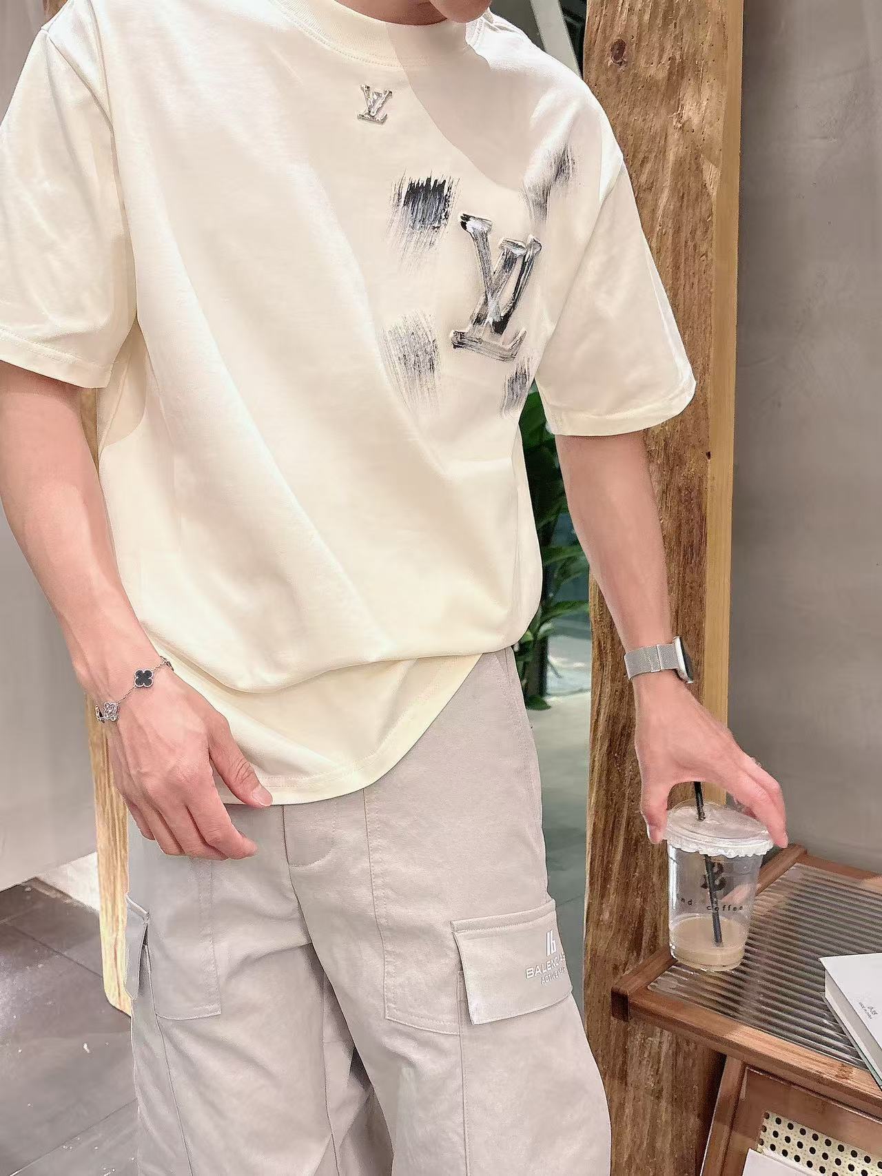 LV * 𝟐6𝐬s 春夏休闲短袖定制面料 品牌经典LOGO 工艺精致 休闲百搭 【𝐒𝐢𝐳𝐞：码数】 S-