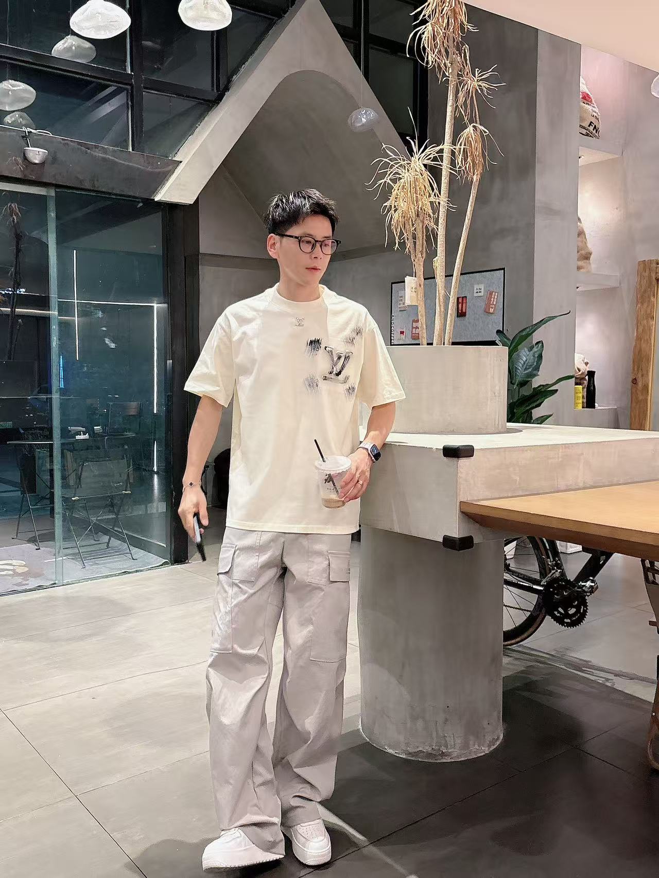 LV * 𝟐6𝐬s 春夏休闲短袖定制面料 品牌经典LOGO 工艺精致 休闲百搭 【𝐒𝐢𝐳𝐞：码数】 S-
