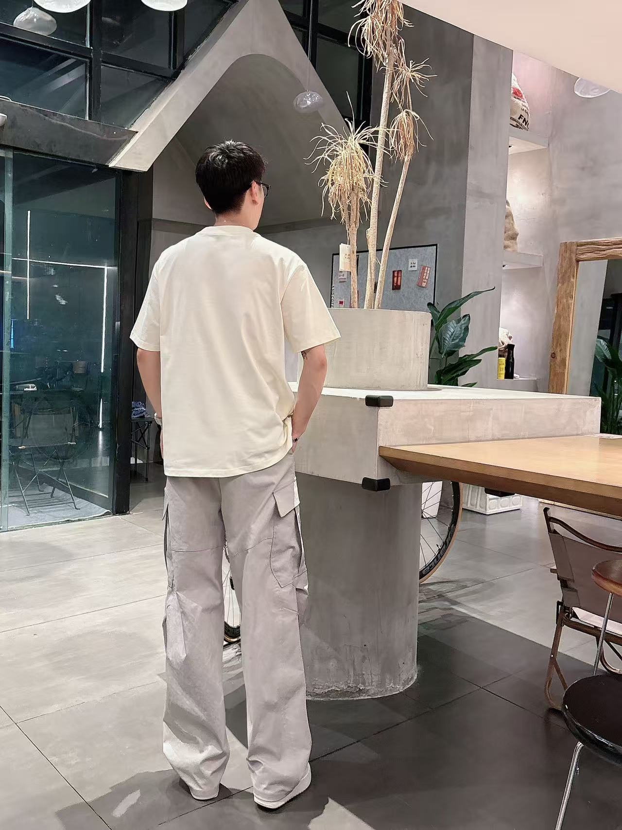 LV * 𝟐6𝐬s 春夏休闲短袖定制面料 品牌经典LOGO 工艺精致 休闲百搭 【𝐒𝐢𝐳𝐞：码数】 S-