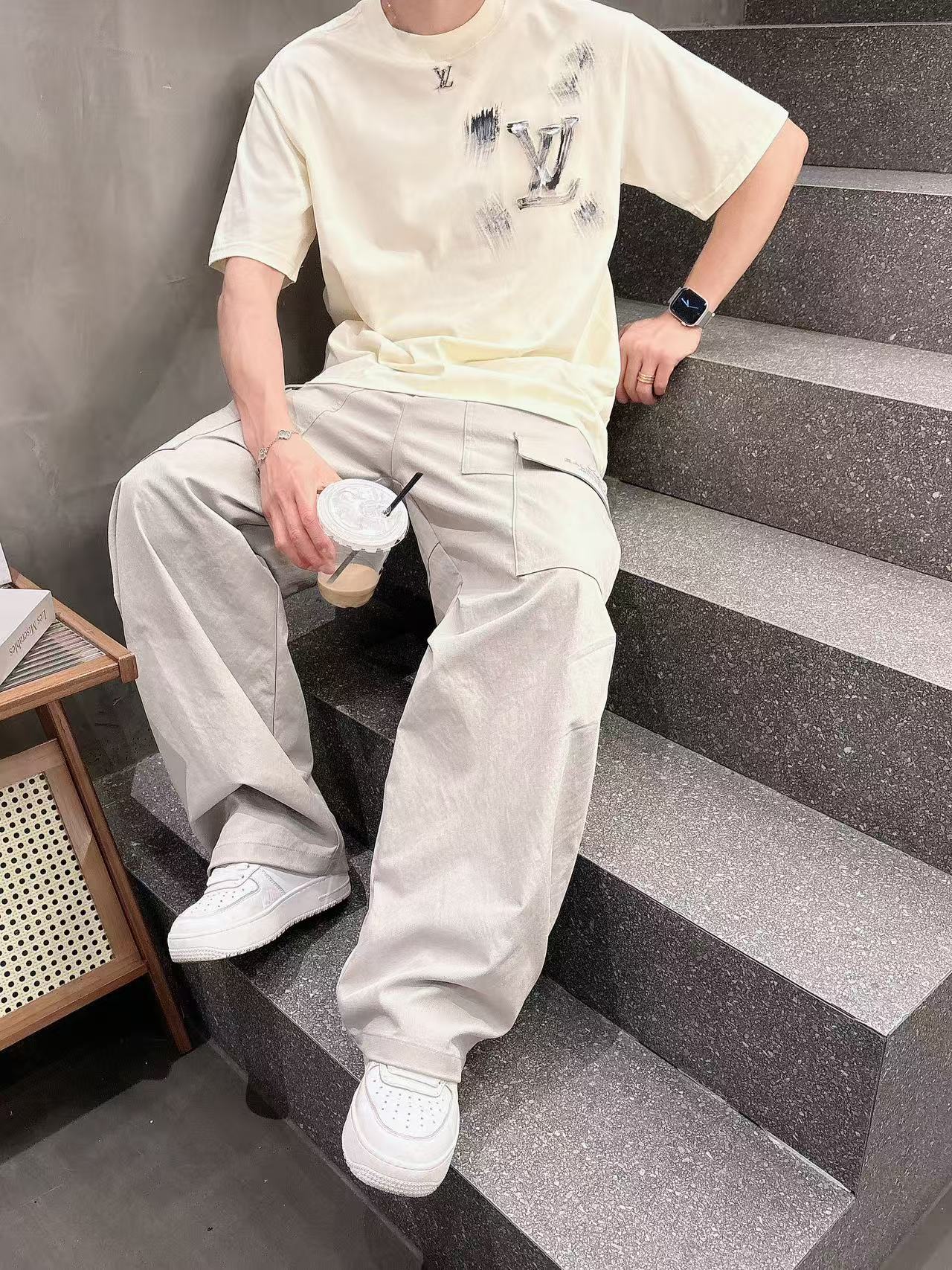 LV * 𝟐6𝐬s 春夏休闲短袖定制面料 品牌经典LOGO 工艺精致 休闲百搭 【𝐒𝐢𝐳𝐞：码数】 S-