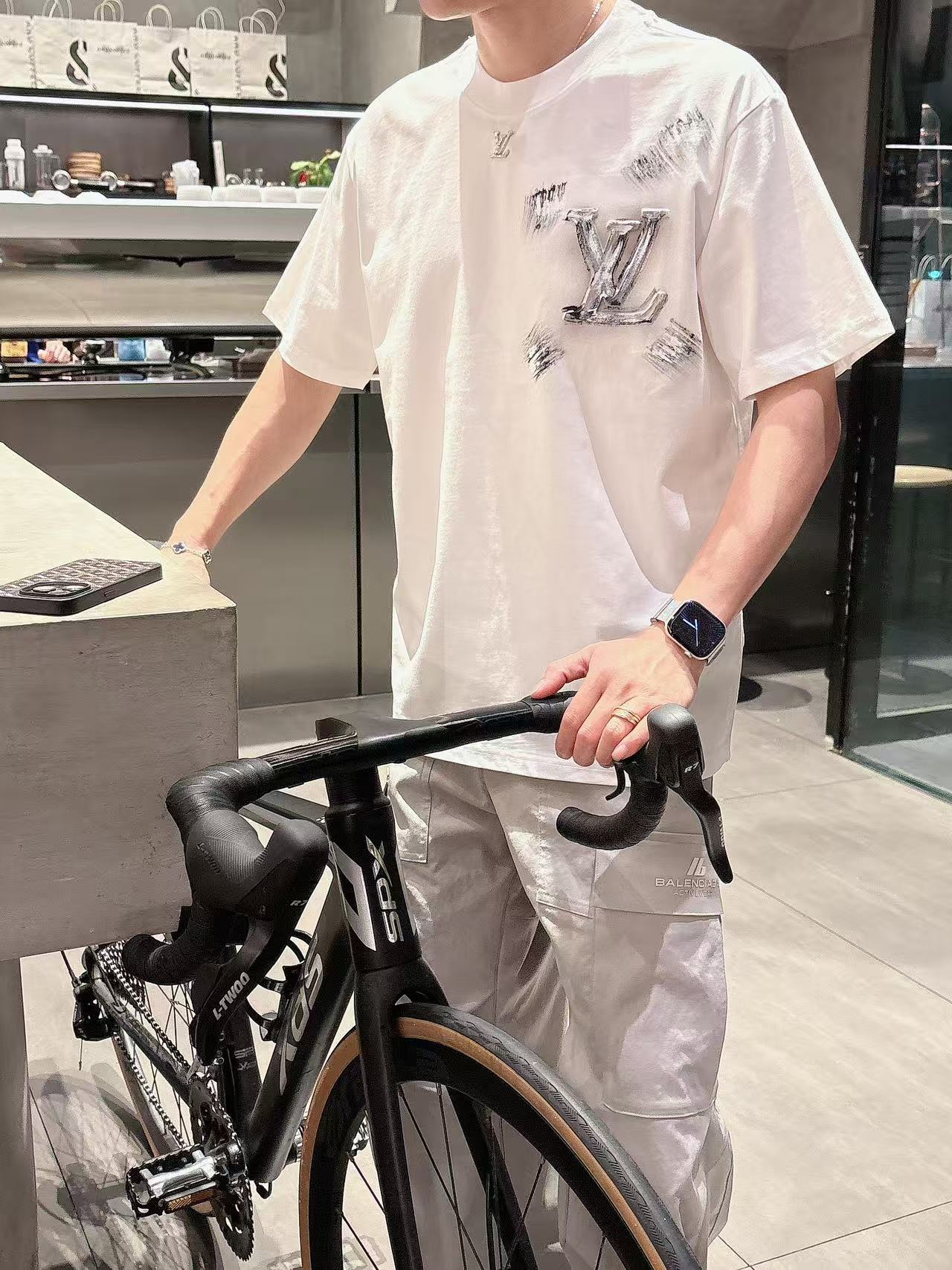 LV * 𝟐6𝐬s 春夏休闲短袖定制面料 品牌经典LOGO 工艺精致 休闲百搭 【𝐒𝐢𝐳𝐞：码数】 S-